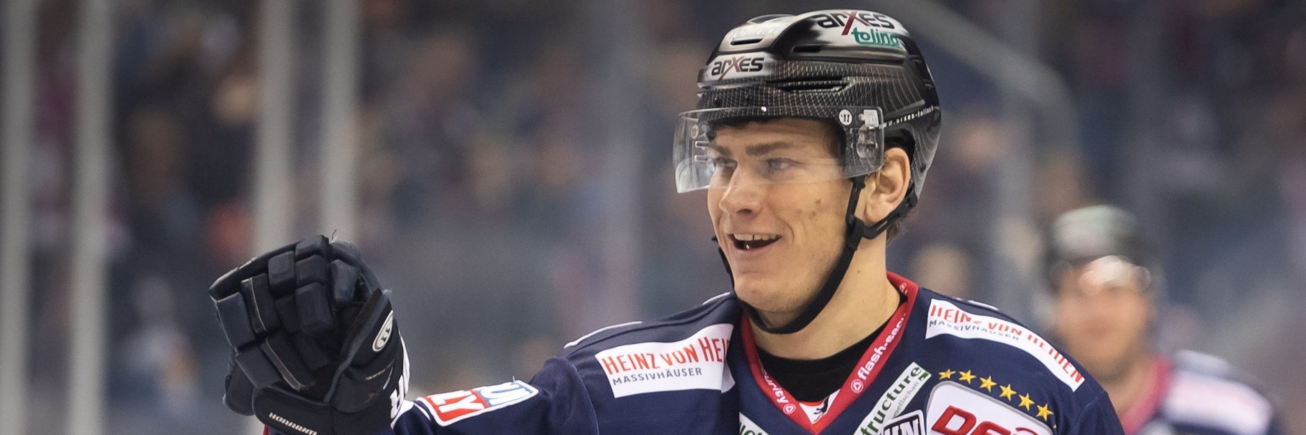 Eisbär Leo Pföderl liefert zum Play-off-Start gleich richtig ab, trotz starker Schmerzen.