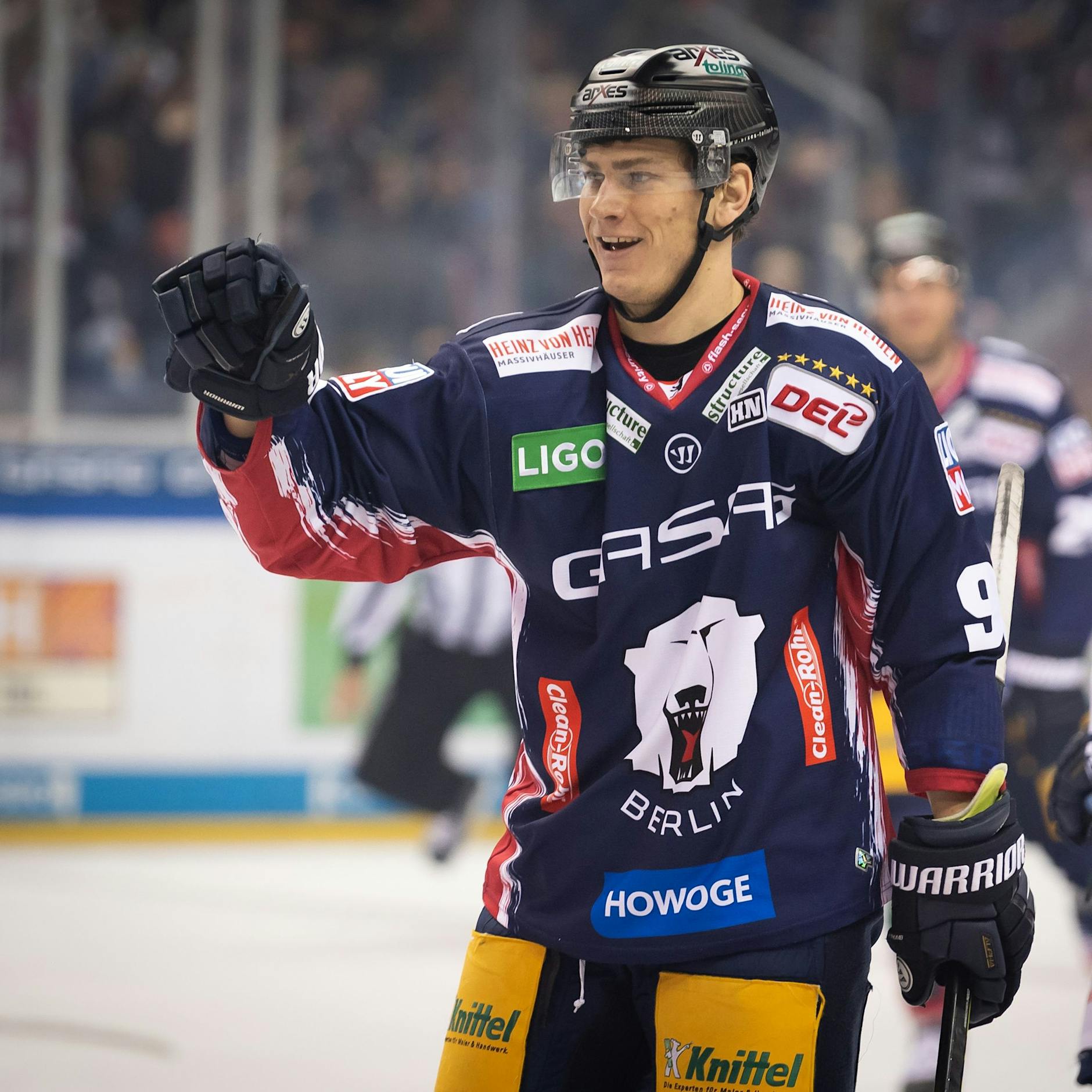 Wie bitte? Eisbär Leo Pföderl: „Im Bett kommen die Schmerzen“