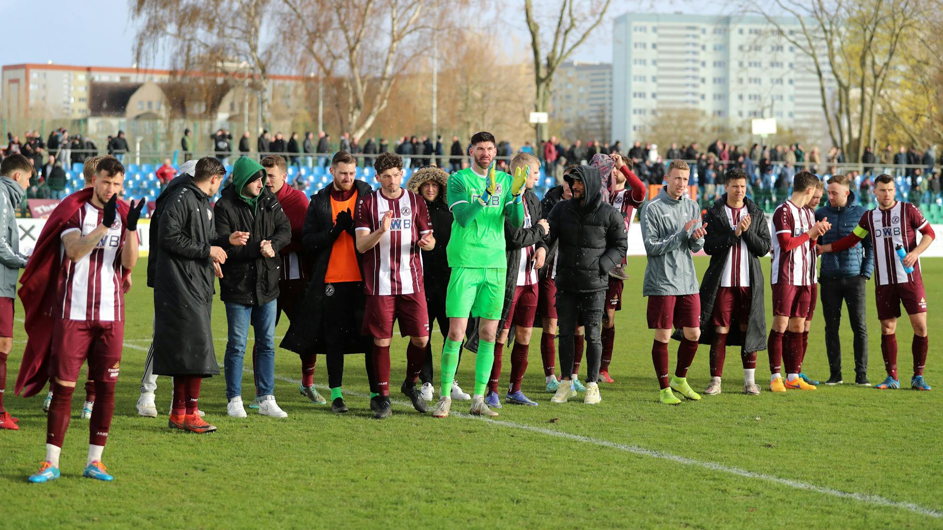 Wurden trotz der 1:2-Niederlage gegen Jena von ihren Fans mit Applaus bedacht: die Kicker des BFC Dynamo.