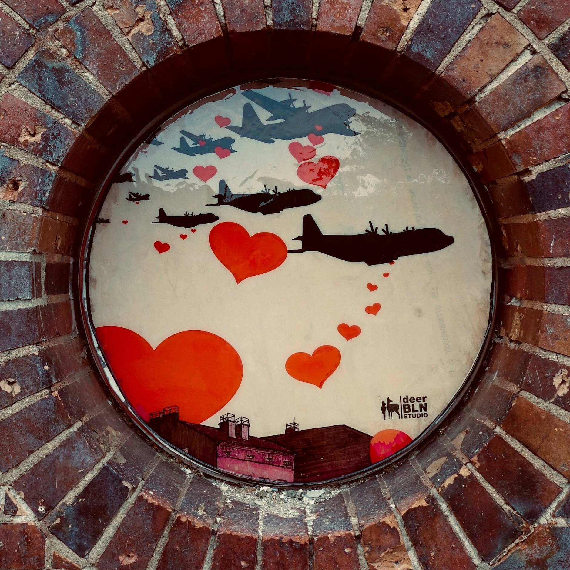 Deer Berlin lässt am Nordbahnhof Bomber Herzen abwerfen.