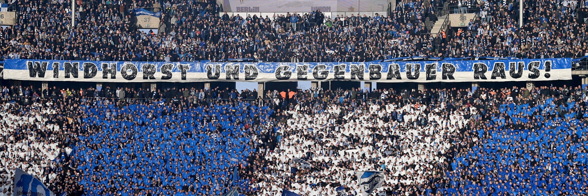 Die Hertha-Fans in der Ostkurve forderten beim Derby gegen den 1. FC Union die Trennung von Investor Lars Windhorst und Präsident Werner Gegenbauer.