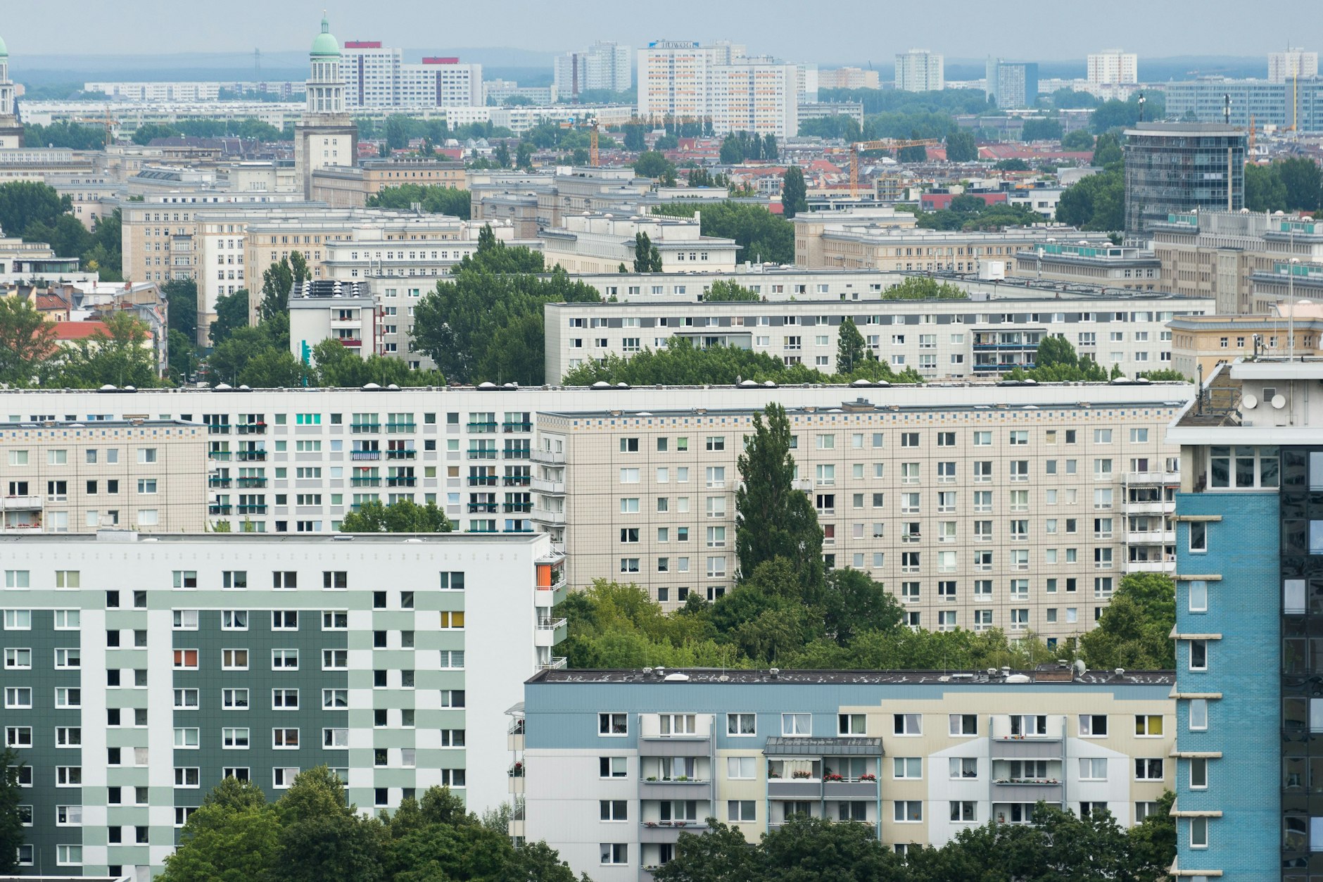 Wohnblöcke in Berlin. Die Preise für Eigentumswohnungen fallen nicht so stark wie im Mai prognostiziert, aber sie fallen – laut Immowelt seit Juni.