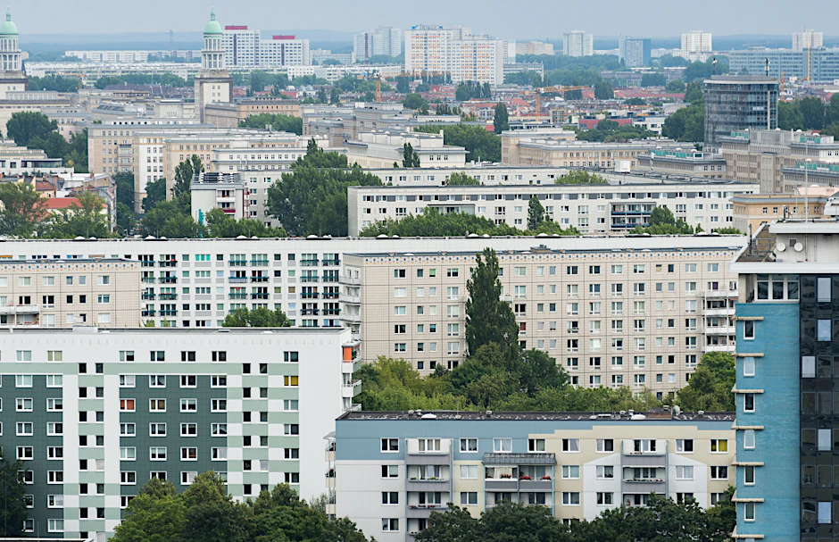 Wohnblöcke in Berlin. Die Preise für Eigentumswohnungen fallen nicht so stark wie im Mai prognostiziert, aber sie fallen – laut Immowelt seit Juni.