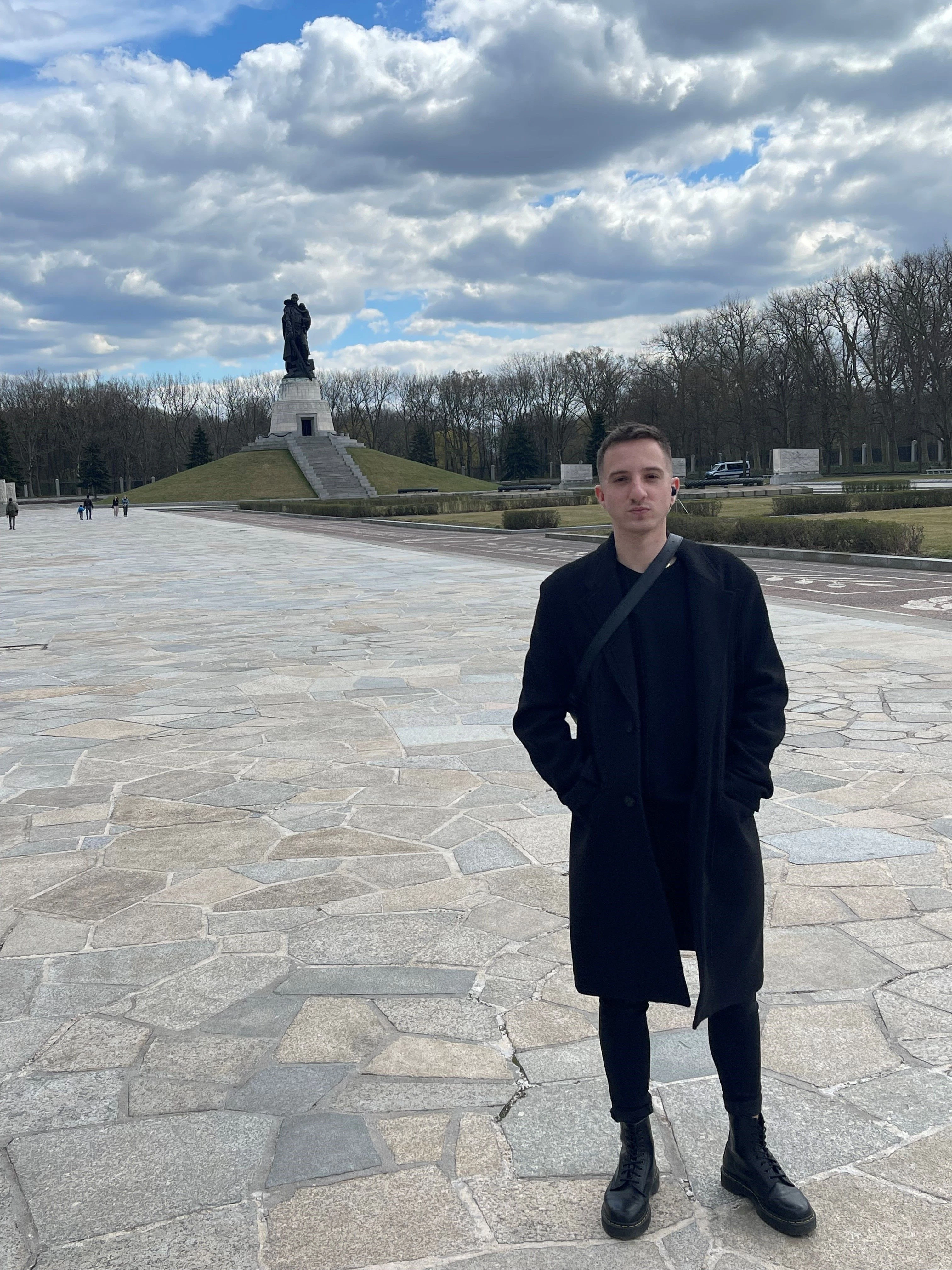 Petr Škvrna, 23, am Sowjetischen Ehrenmal im Treptower Park