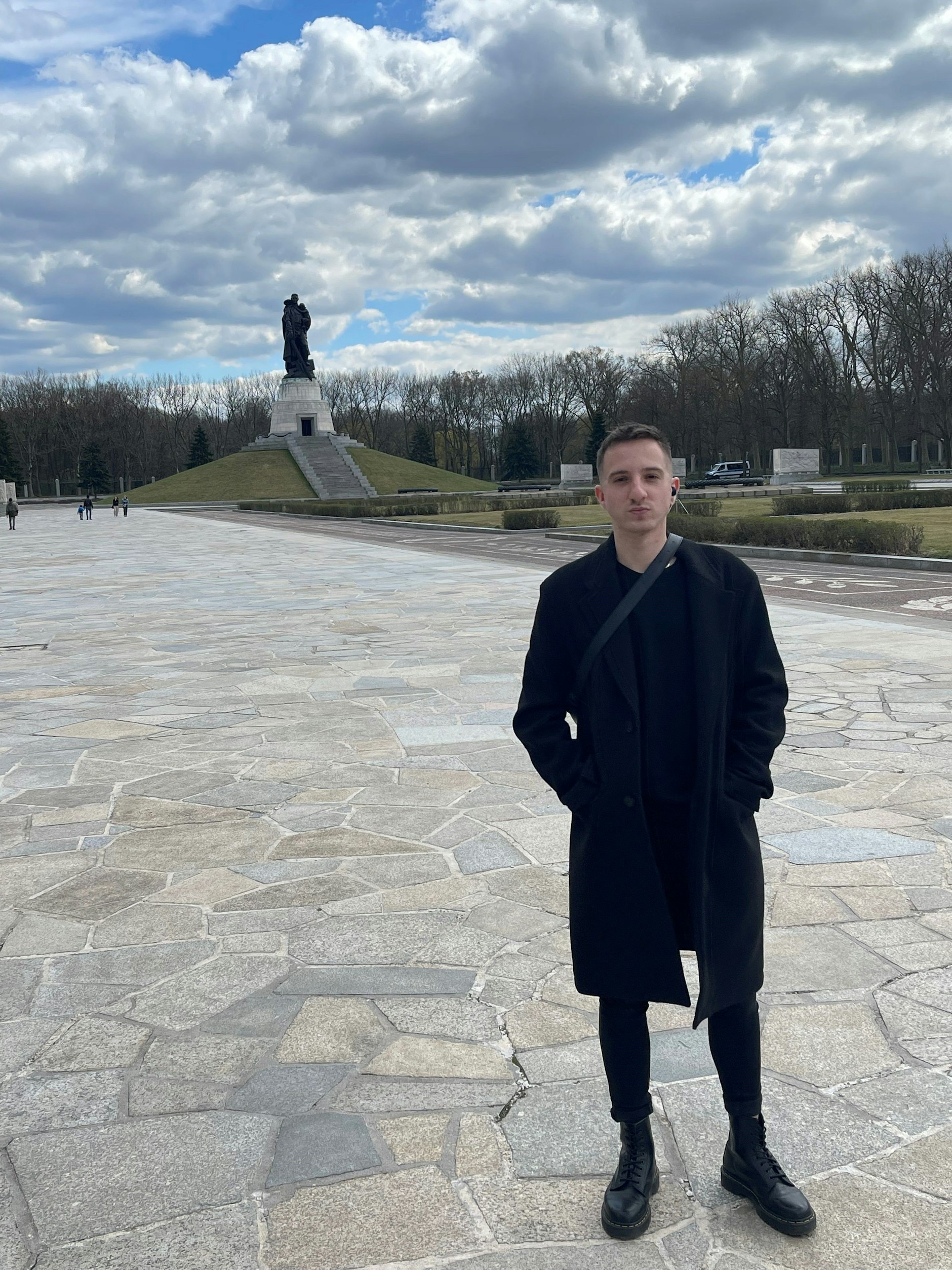 Petr Škvrna, 23, am Sowjetischen Ehrenmal im Treptower Park