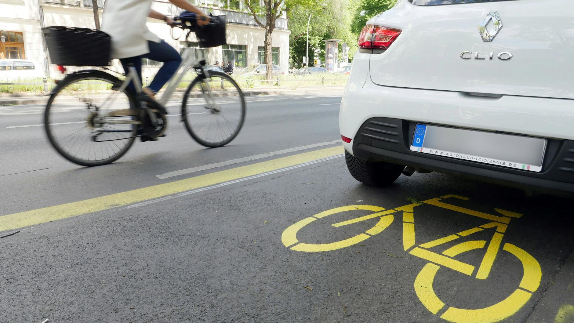 Mobilitätswende in Berlin: 2020, im ersten Jahr der Corona-Pandemie, wurden in einigen Berliner Straßen Pop-up-Radwege markiert – auch in der Kantstraße in Charlottenburg-Wilmersdorf.