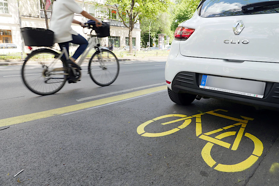 Mobilitätswende in Berlin: 2020, im ersten Jahr der Corona-Pandemie, wurden in einigen Berliner Straßen Pop-up-Radwege markiert – auch in der Kantstraße in Charlottenburg-Wilmersdorf.