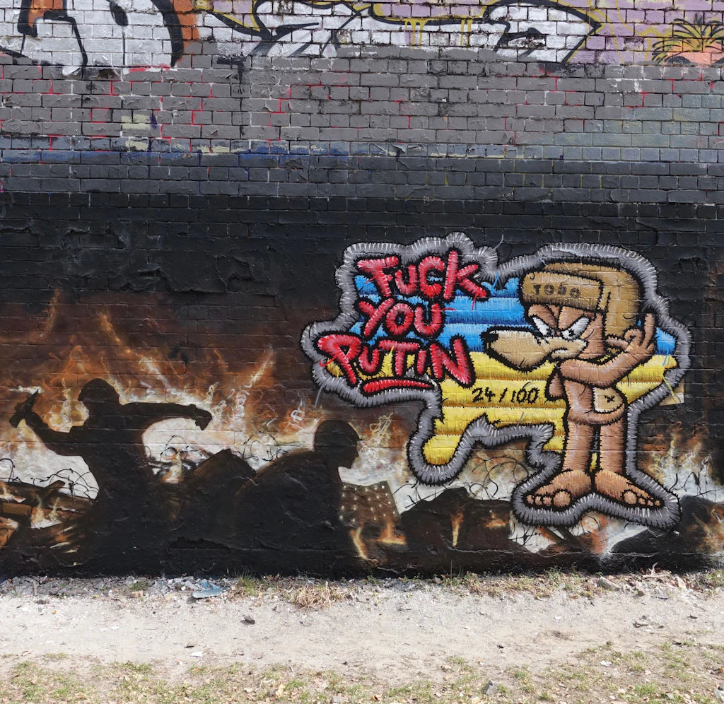 „Fuck you Putin“: Wie Berlins Graffiti-Künstler Farbe bekennen. Wo man die Graffitis findet