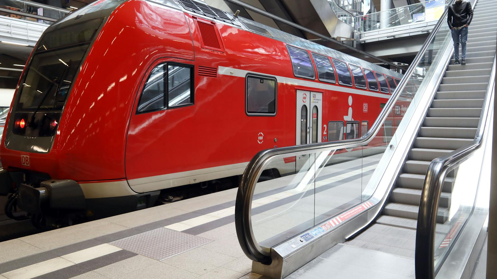 Im Stundentakt von Berlin nach Brandenburg: Im Hauptbahnhof wartet ein Regionalexpress der Deutsche Bahn auf die Abfahrt.