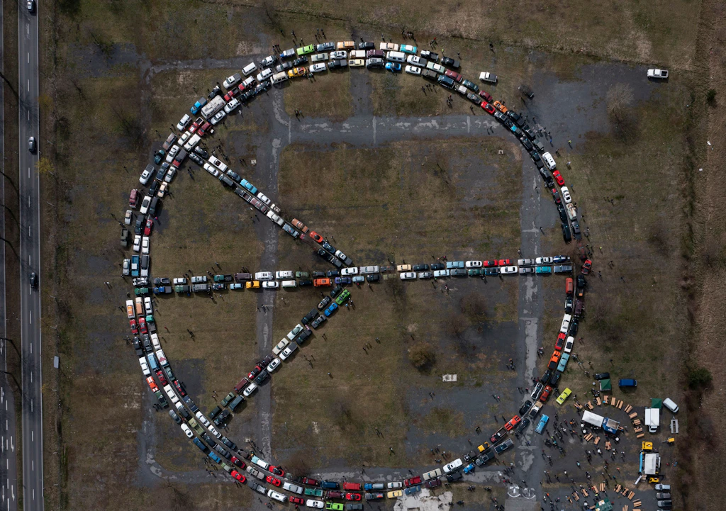 Weltrekord: Mehr als 300 Oldtimer bilden riesiges Peace-Zeichen