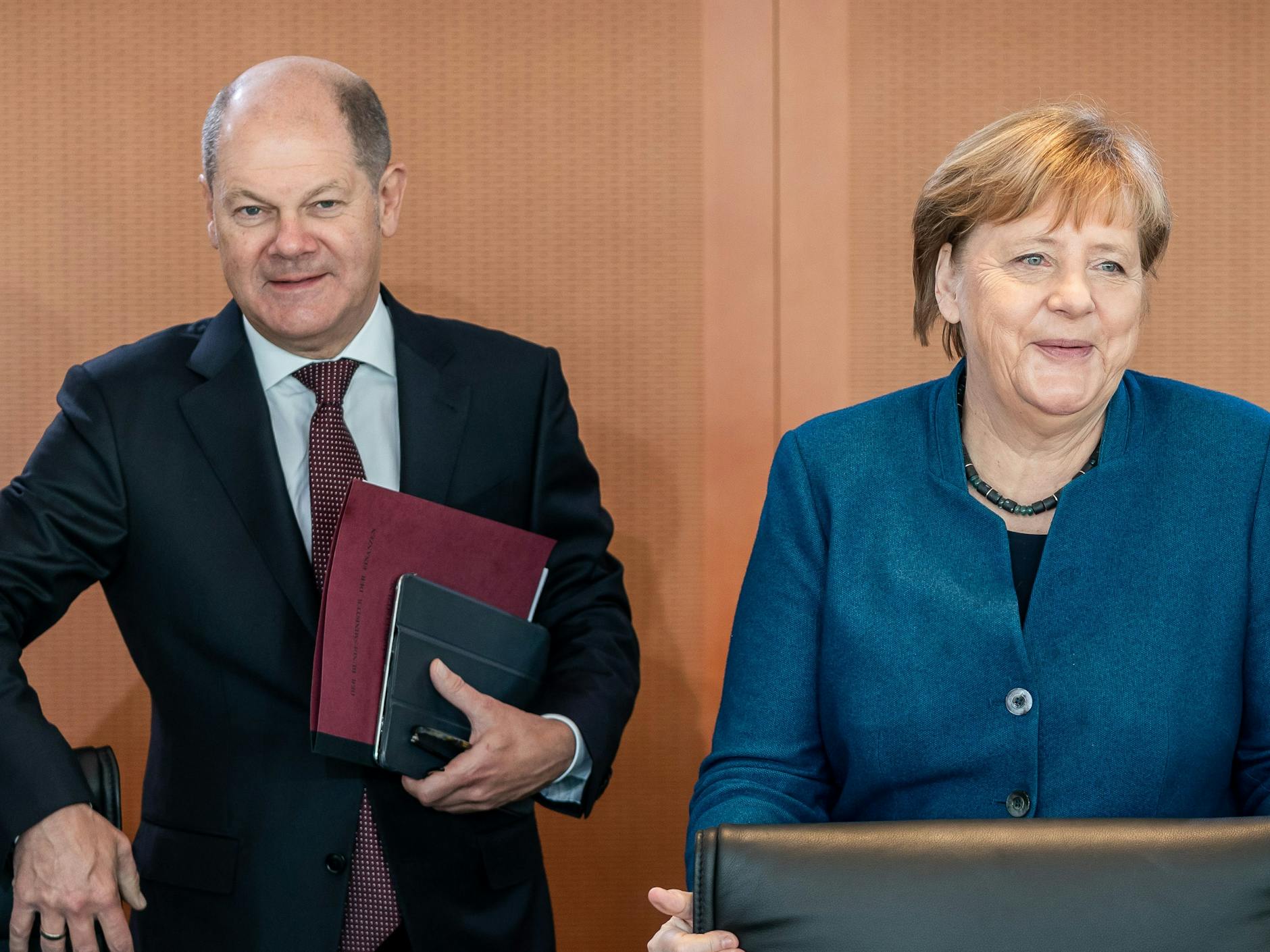 Bundeskanzler Olaf Scholz und seine Vorgängerin Angela Merkel: viel gelernt.