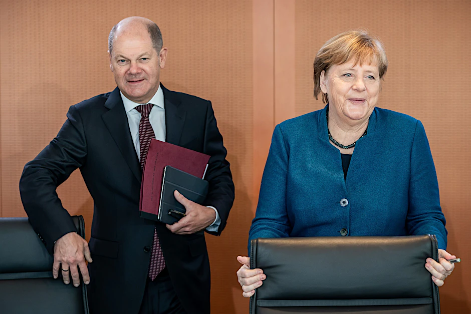 Bundeskanzler Olaf Scholz und seine Vorgängerin Angela Merkel: viel gelernt.