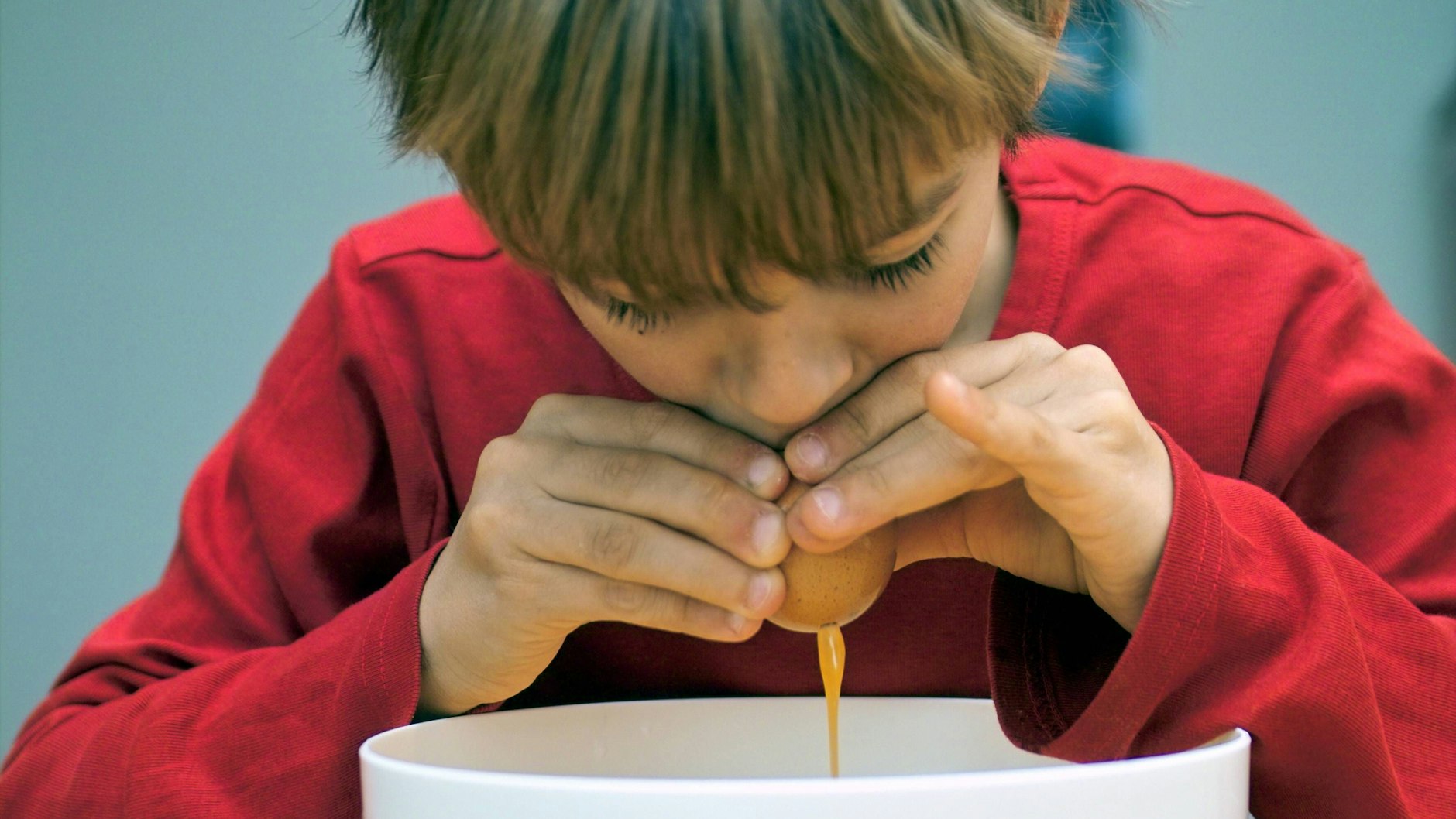So besser nicht: Wer Ostereier auspustet, sollte lieber einen Strohhalm oder einen kleinen Blasebalg verwenden.