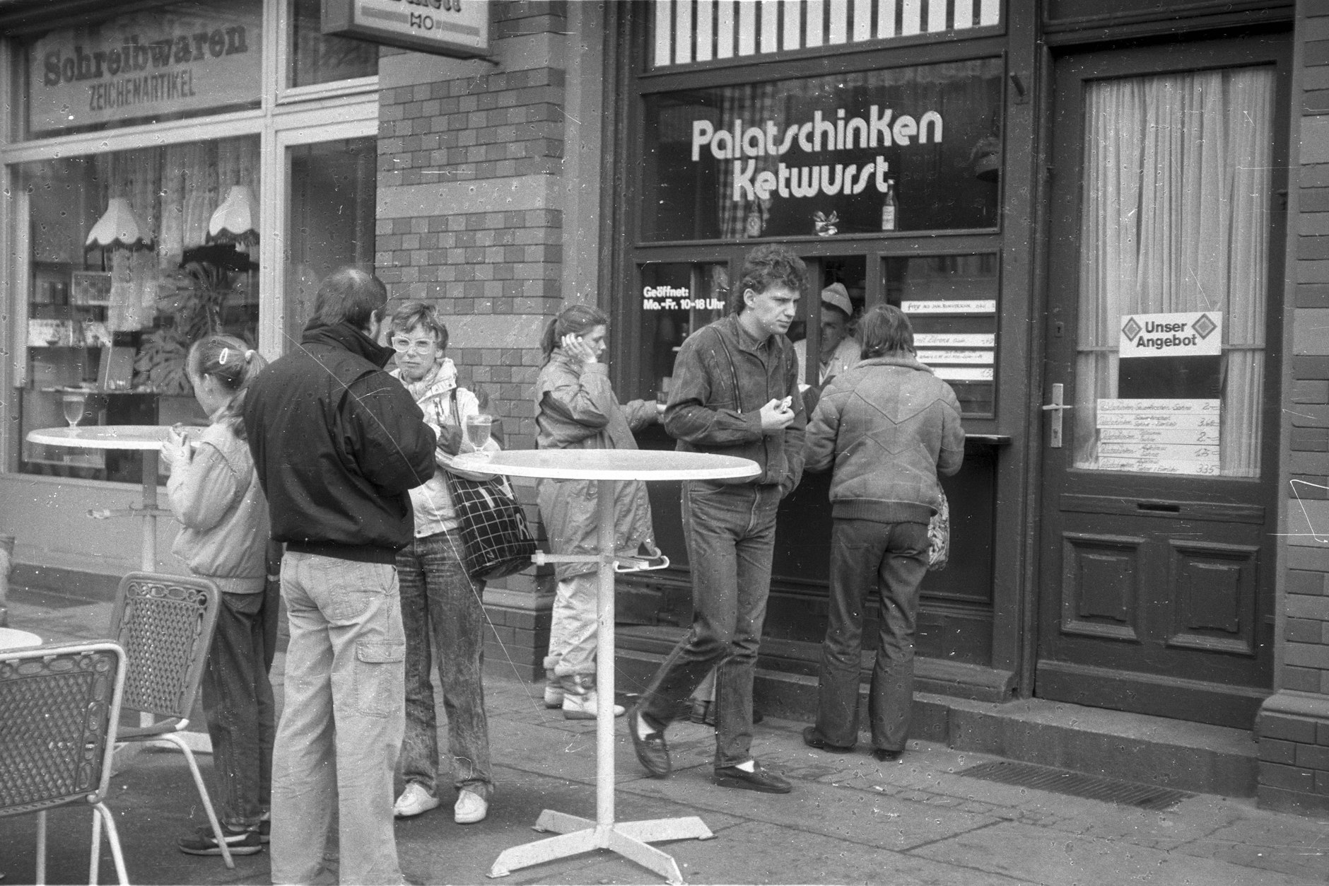 Juni 1989, Ketwurst statt Hotdog: ein Schnellimbiss an der Schönhauser Allee in Berlin-Prenzlauer Berg