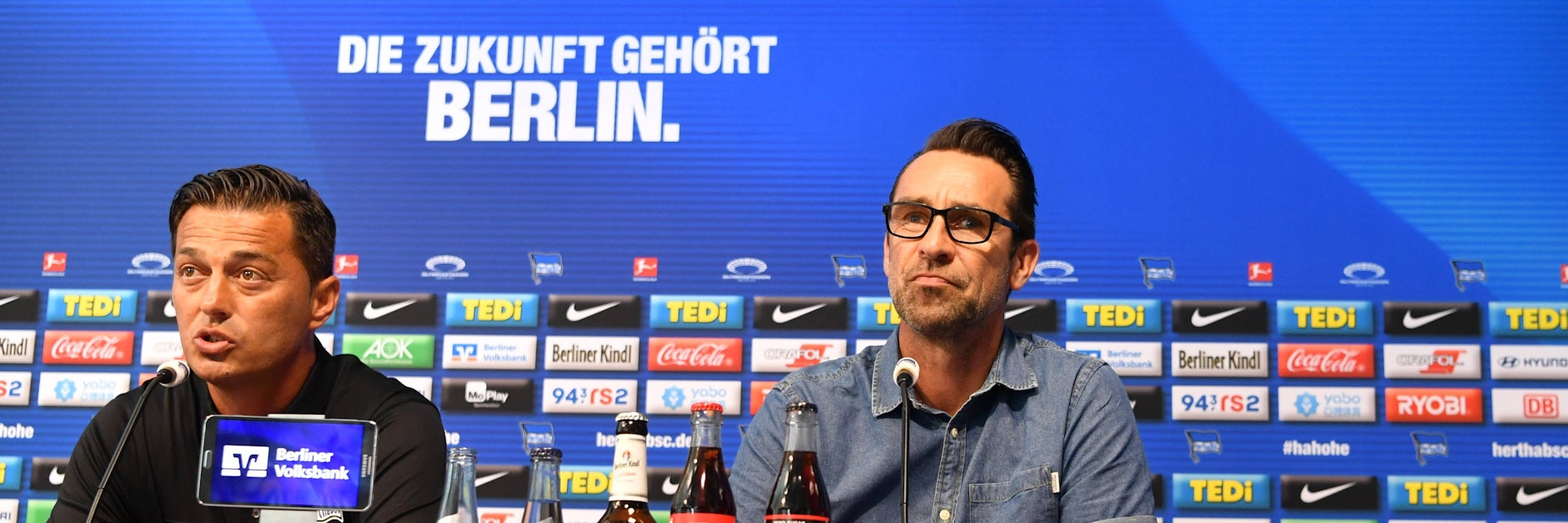 Der Anfang vom Hertha-Chaos: 2019 entschied sich Manager Michael Preetz (r.) für einen Trainerwechsel, Ante Covic (l.) übernahm von Pal Dardai.