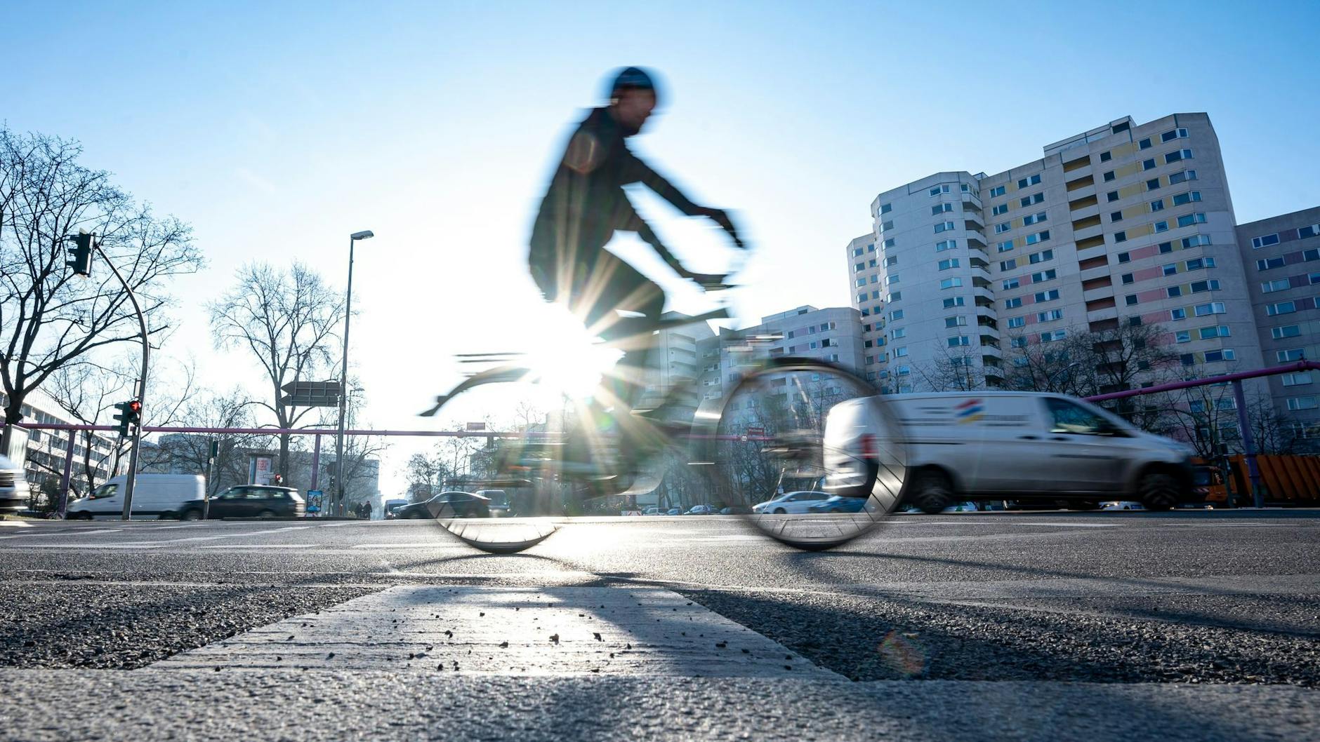Ein Morgenpendler fährt mit dem Fahrrad über eine Kreuzung in Berlin-Schöneberg.