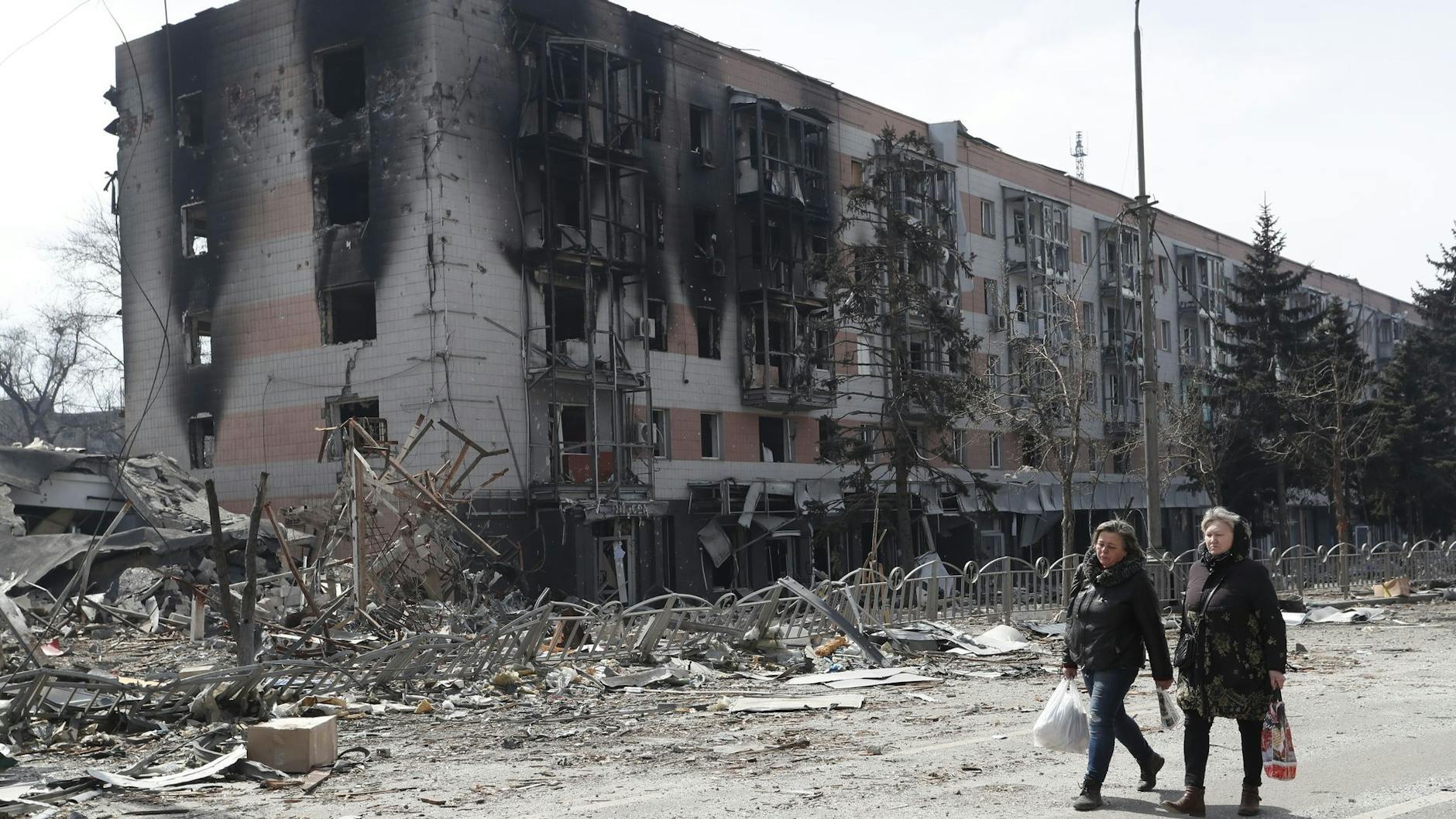 Ein zerstörter Häuserblock in Mariupol.