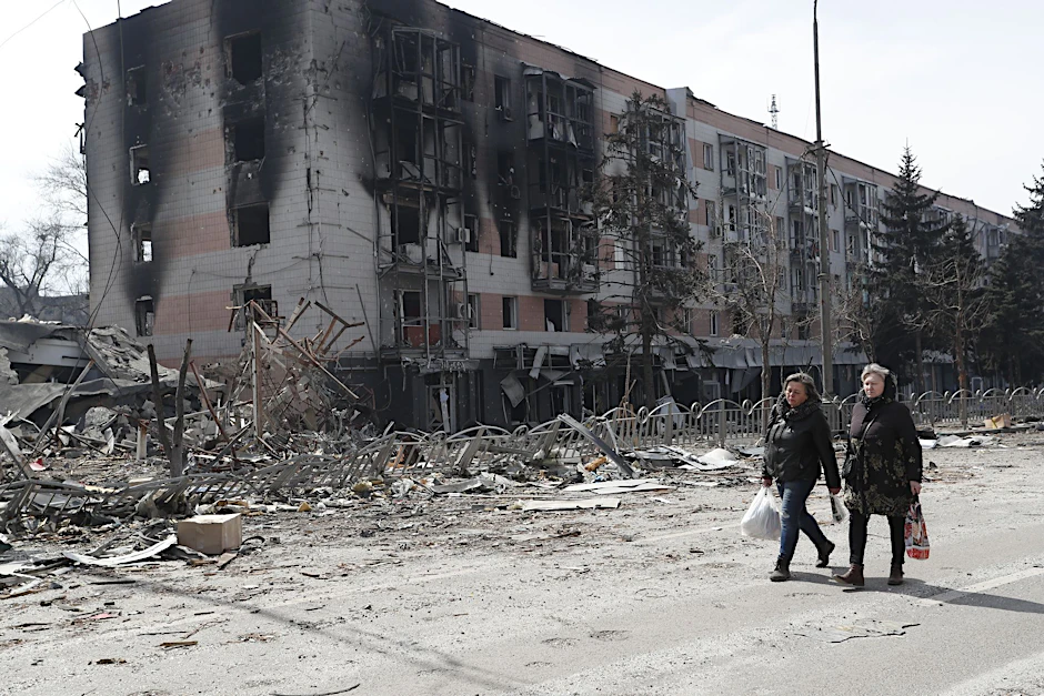 Ein zerstörter Häuserblock in Mariupol.