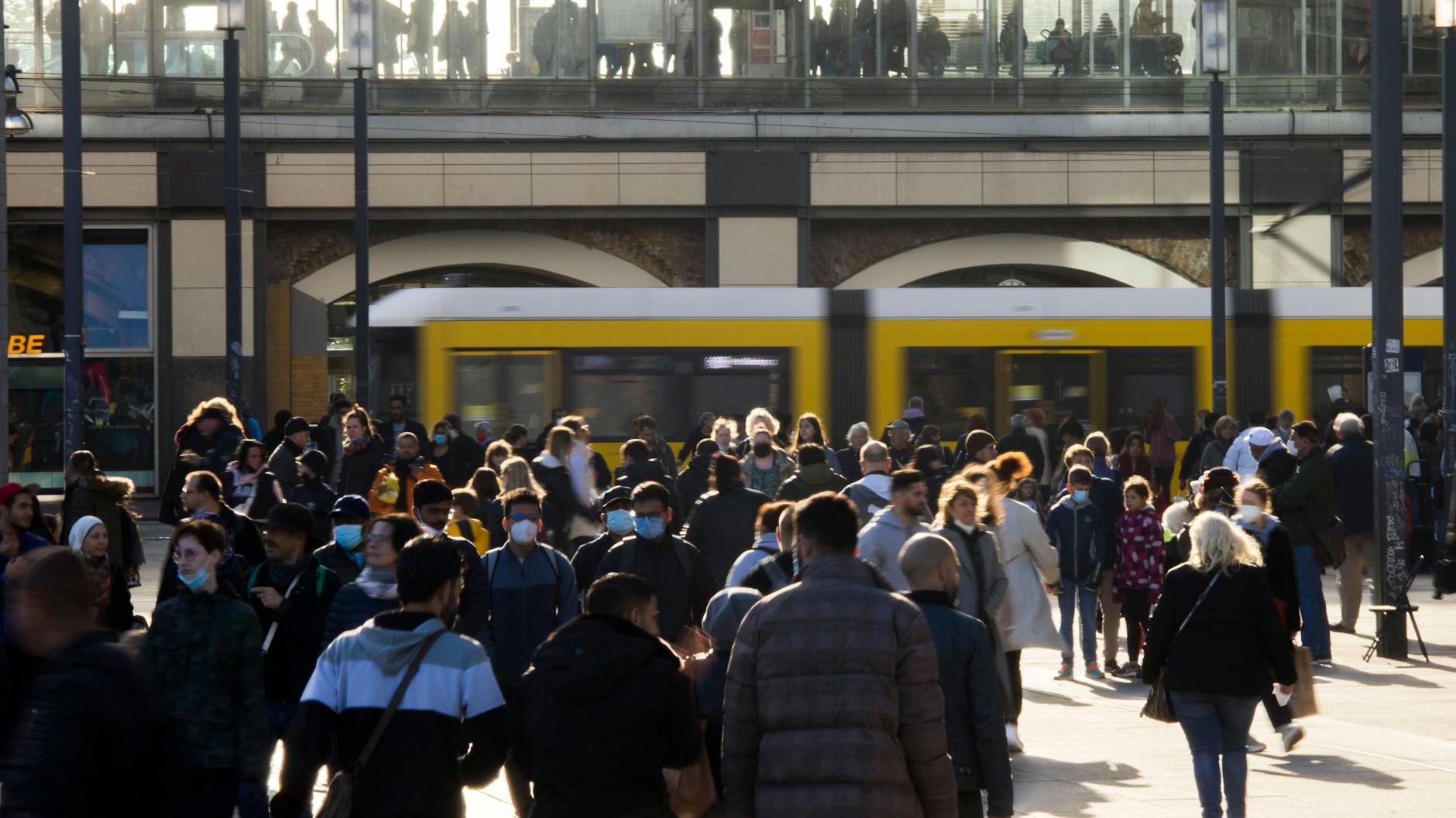 Mehr als 360.000 Menschen laufen täglich auf oder unter dem Alexanderplatz.