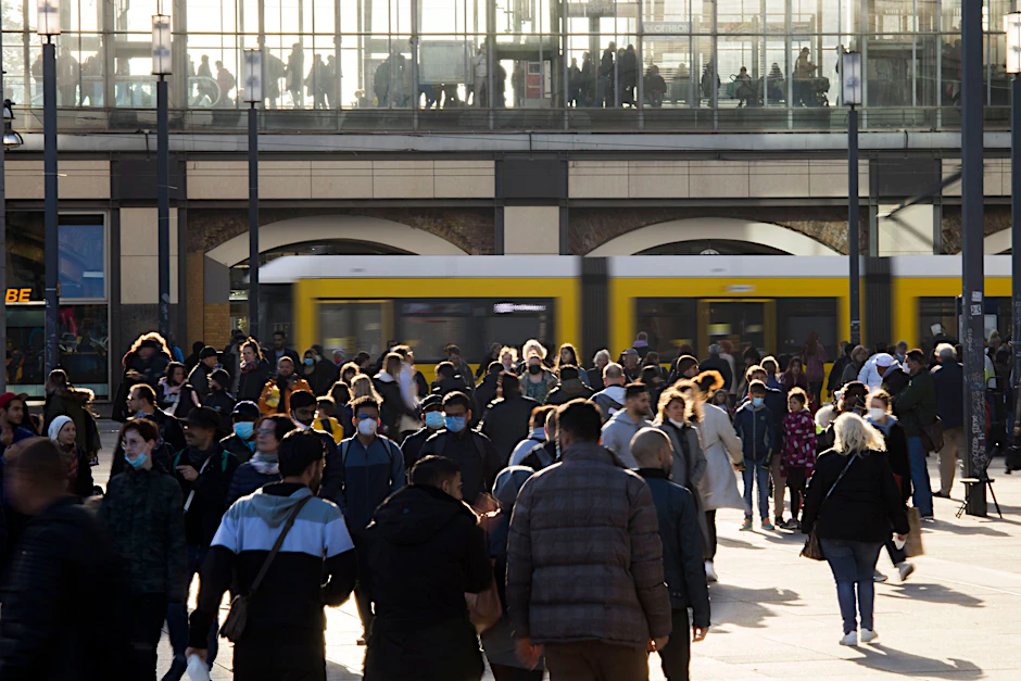Mehr als 360.000 Menschen laufen täglich auf oder unter dem Alexanderplatz.