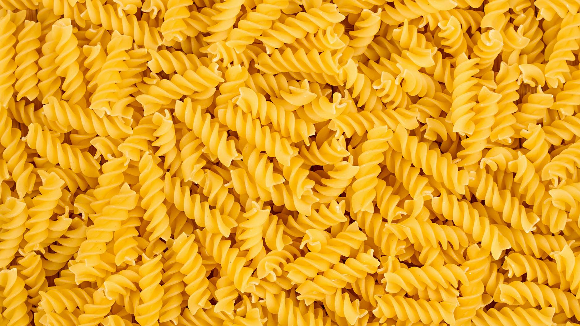 Zum Wurstgulasch gehören Spirelli! Mit den Nudeln wird das Gericht zum echten Genuss.