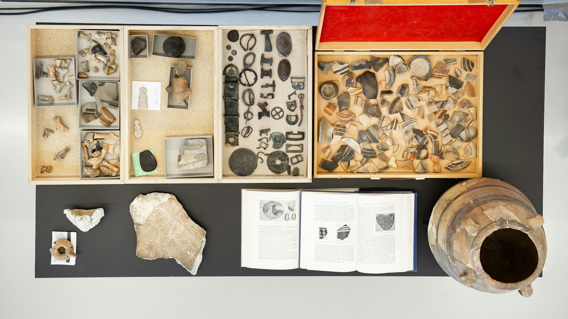 Eine Auswahl der Museumsstücke, die der Künstler Peter Grämer aus den Trümmern Martin-Gropius-Baus geborgen hatte.