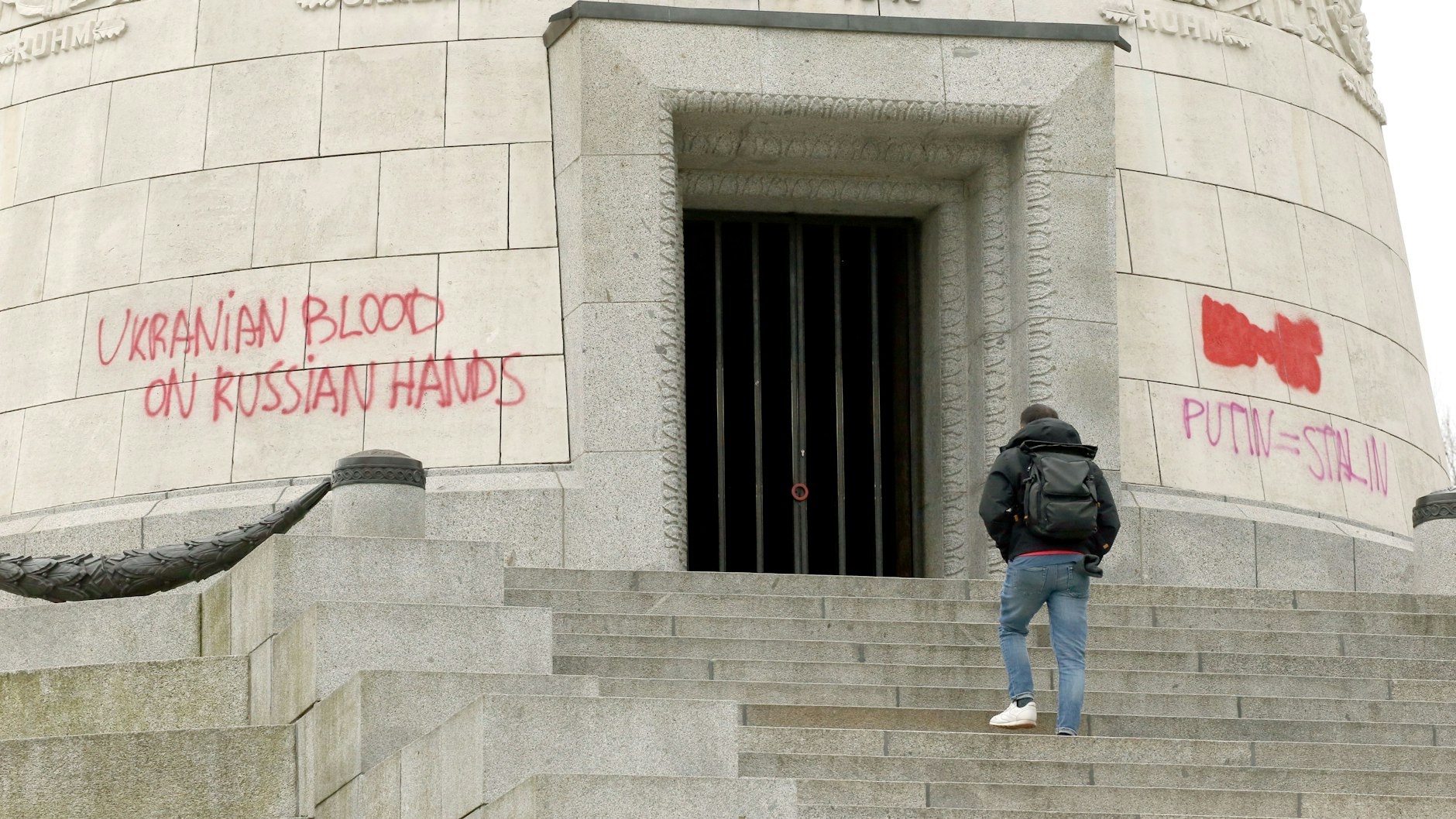 Vandalismus am Ehrenmahnmal in Treptow
