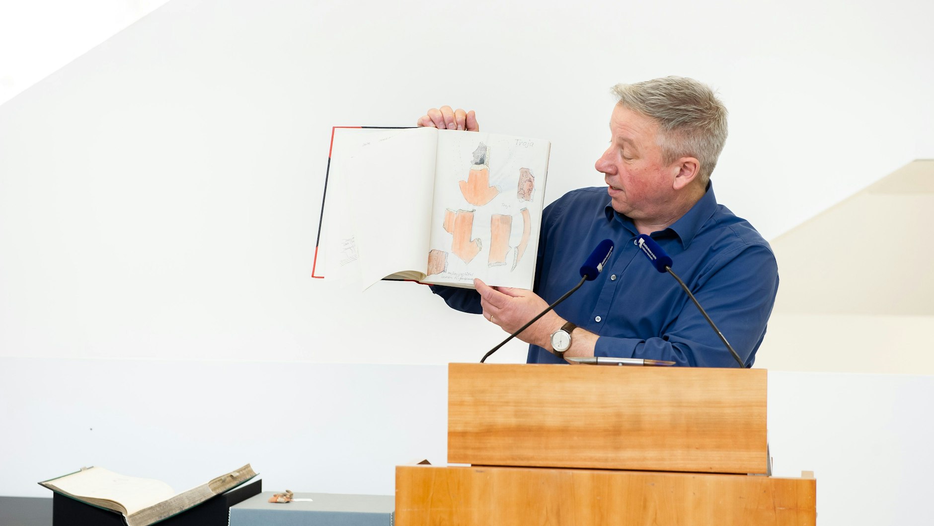 Museumsdirektor Matthias Wemhoff mit einer der Kladden, in die der „Nachkriegs-Archäologe“ Peter Grämer seine Funde getuscht hatte.