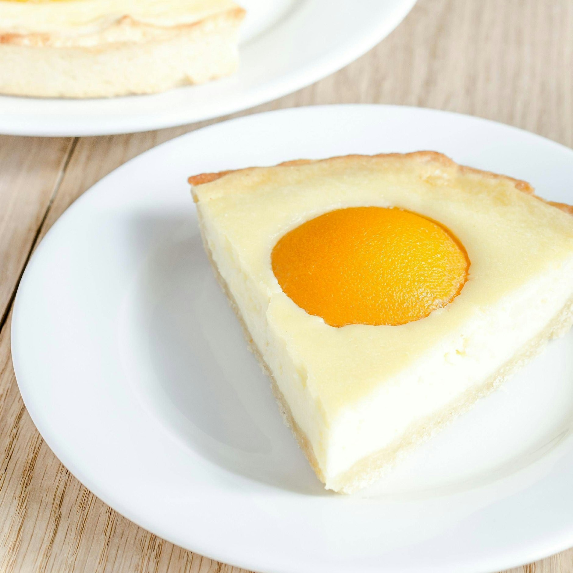 Der Spiegeleikuchen ist klassischerweise ein Blechkuchen, man kann ihn aber auch rund backen.