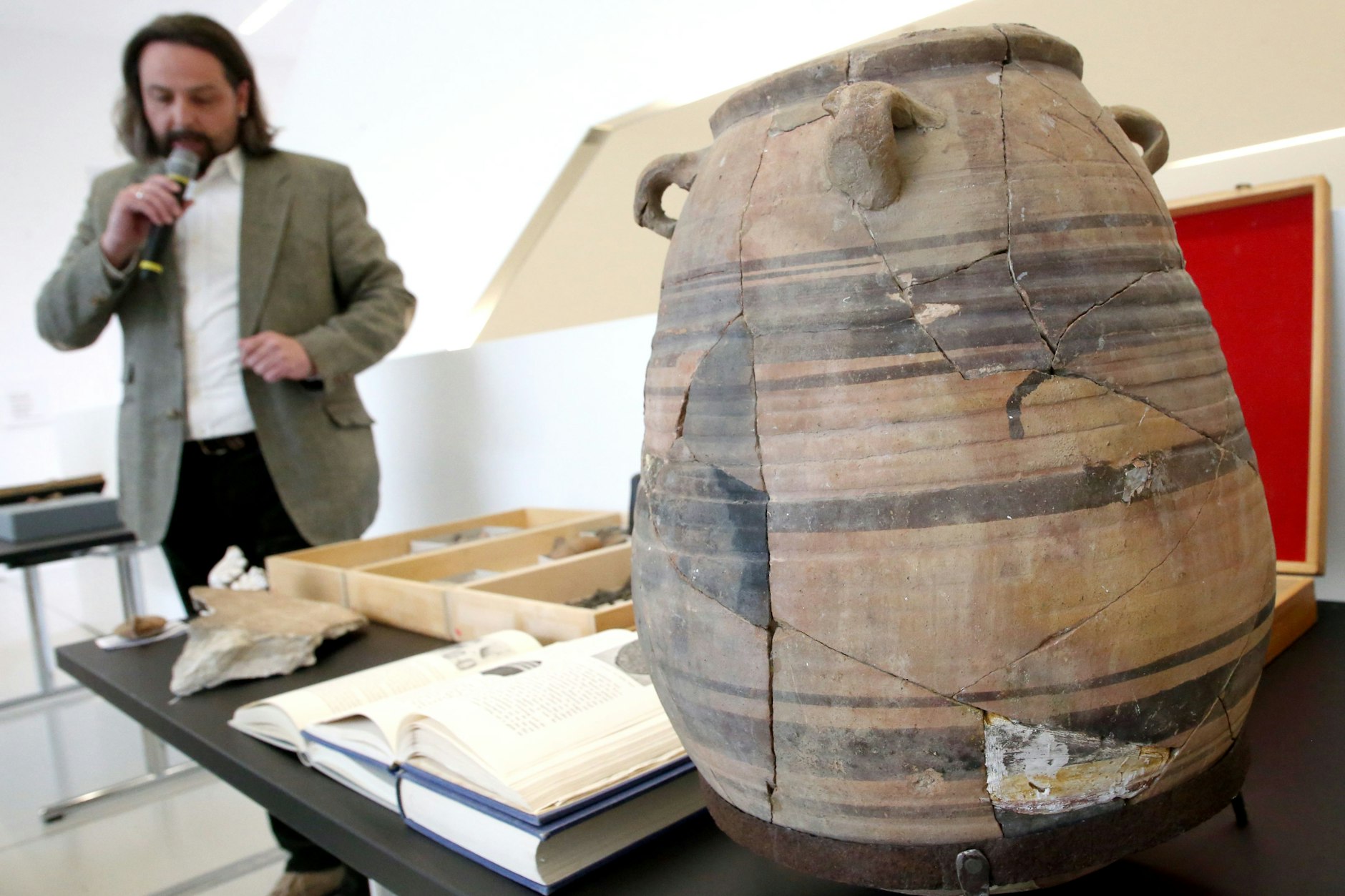 Kustos Bernhard Heeb erklärt die Funde, darunter eine möglicherweise ägyptische Amphore, die der „Ausgräber“ aus Scherben zusammengesetzt hatte.