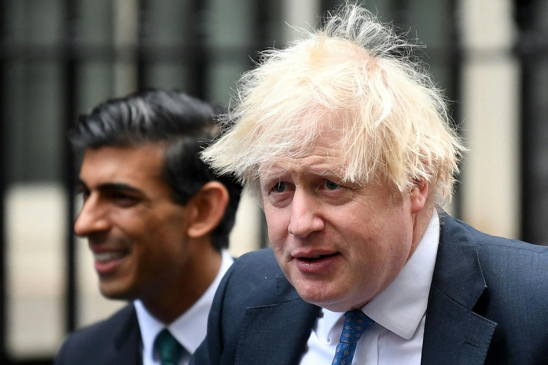 Boris Johnson und Finanzminister Rishi Sunak (l.)