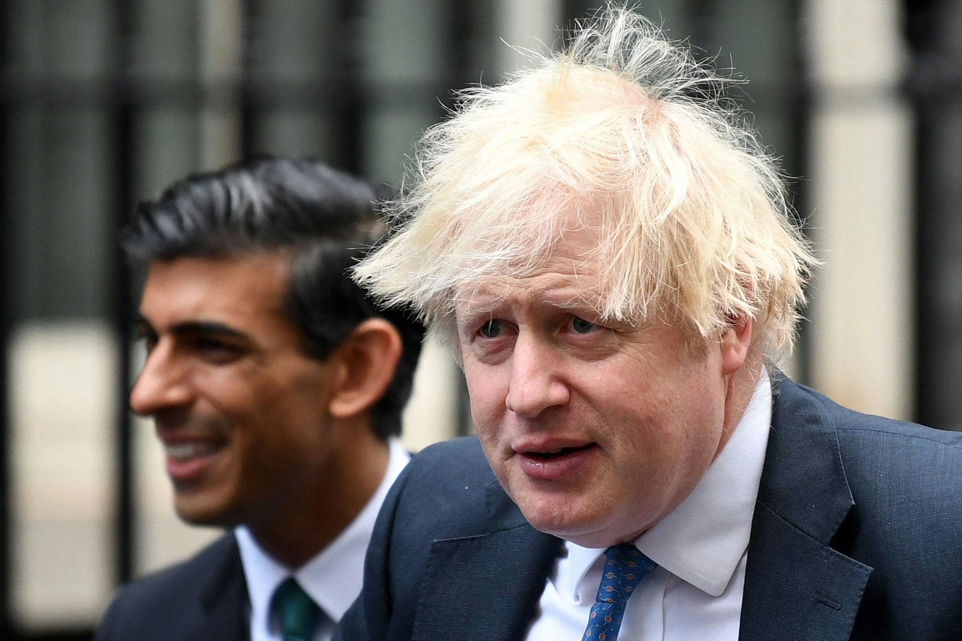 Boris Johnson und Finanzminister Rishi Sunak (l.)