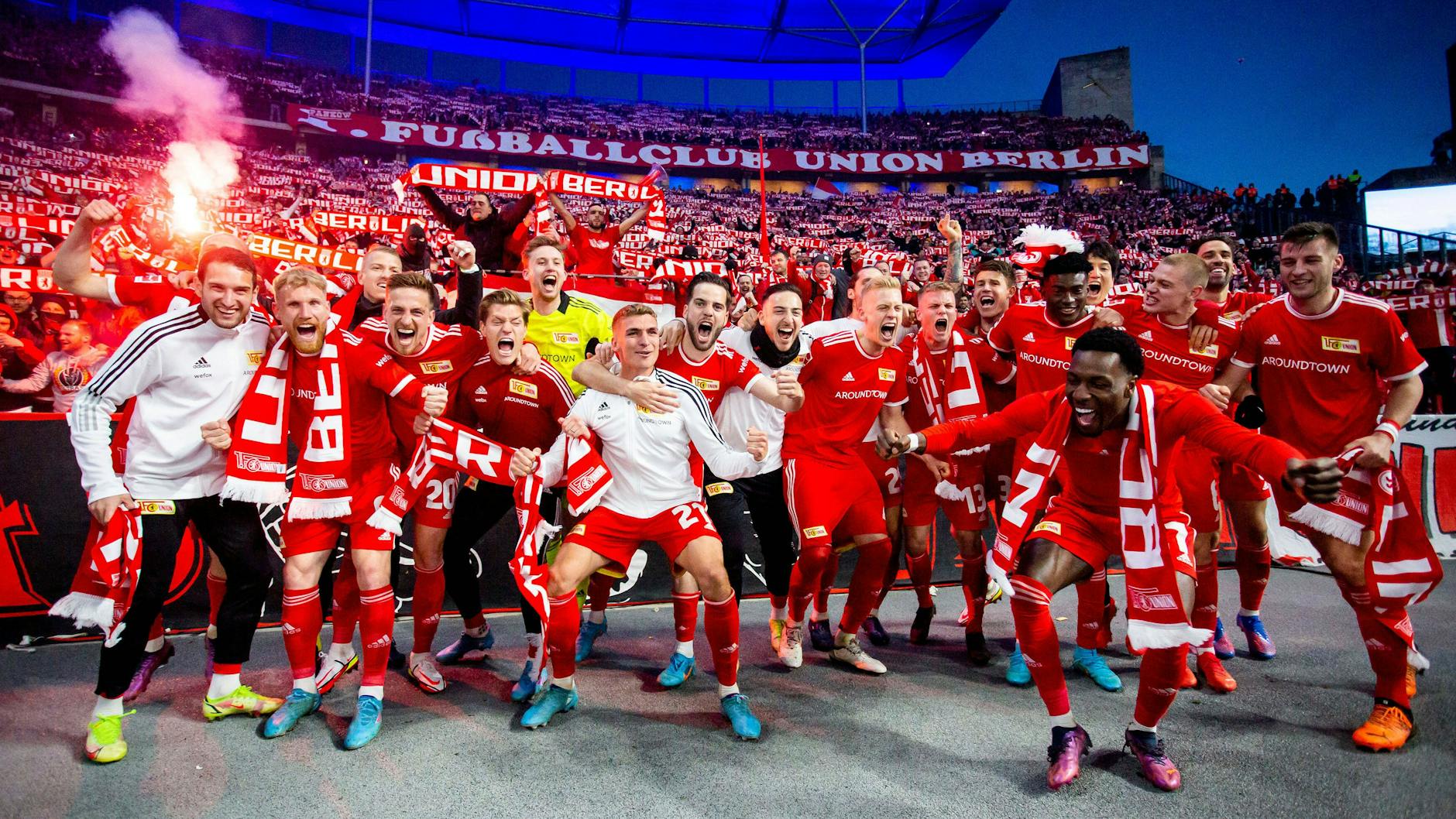 Nicht nur im Erfolg vereint: die Spieler des 1. FC Union Berlin und ihre Fans.