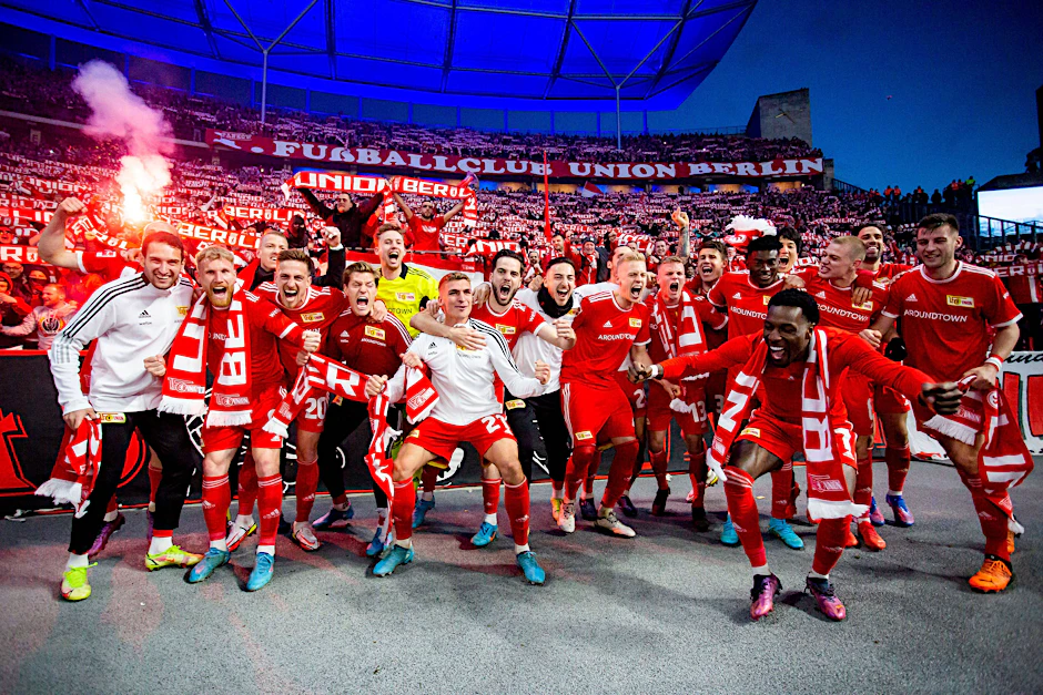 Nicht nur im Erfolg vereint: die Spieler des 1. FC Union Berlin und ihre Fans.