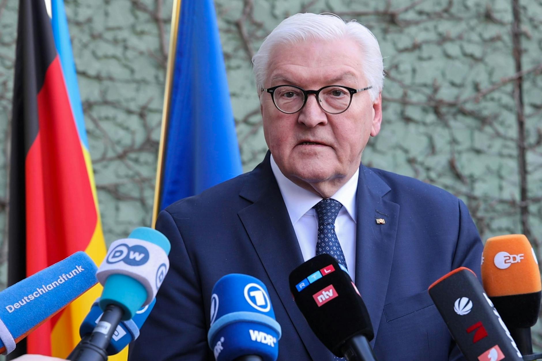 Bundespräsident Frank-Walter Steinmeier gibt in der deutschen Botschaft in Warschau vor Pressevertretern eine Erklärung zur Reiseabsage nach Kiew. Ein geplanter Besuch Steinmeiers in Kiew ist geplatzt, weil er dort offensichtlich nicht willkommen ist.