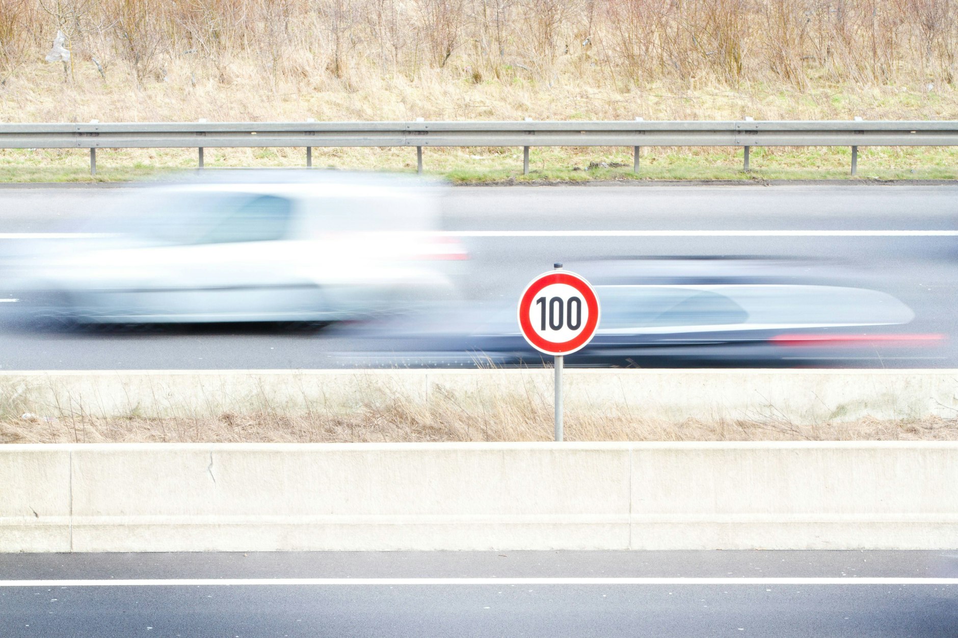 Die Deutsche Umwelthilfe fordert ein Tempolimit von 100 km/h auf der Autobahn.