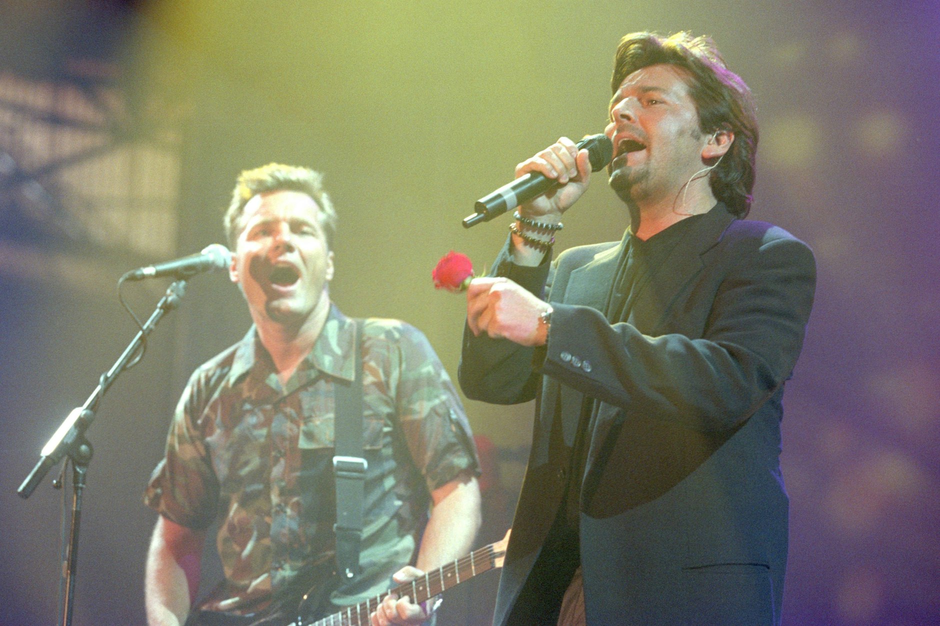 Dieter Bohlen (li.) und Thomas Anders als Modern Talking während eines Konzerts 2000 in Dresden.