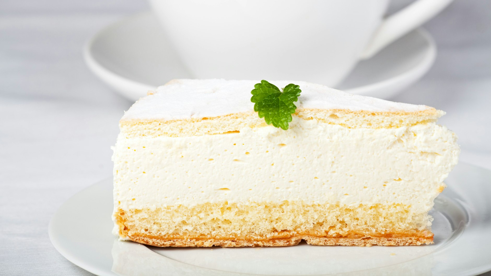 Die Zitronencreme ist auch eine lecker-saftige Tortenfüllung. Nur mit einer Schicht wie hier oder in mehreren Schichten auf den Biskuitböden.