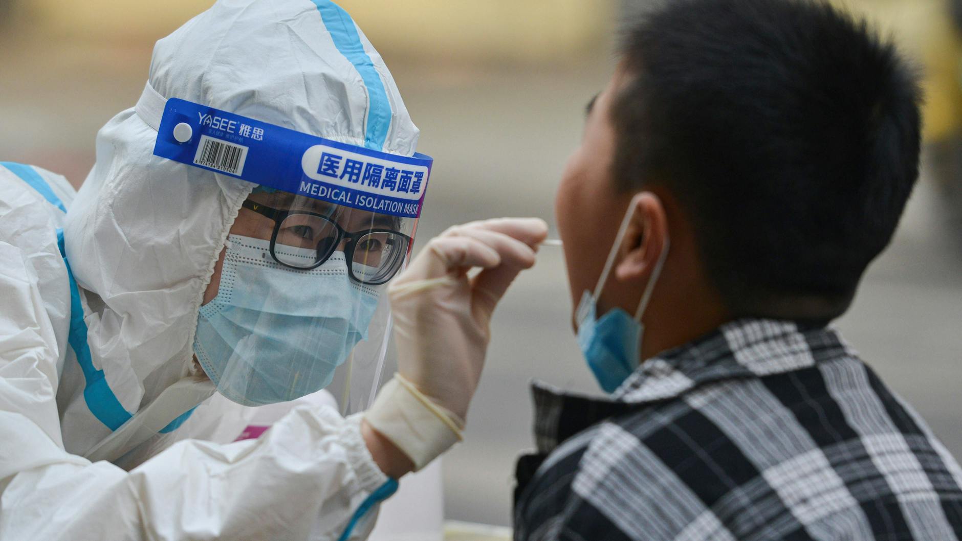 Schön weit auf: Während des strengen Lockdowns in Shanghai gehören Corona-Tests zum Alltag.