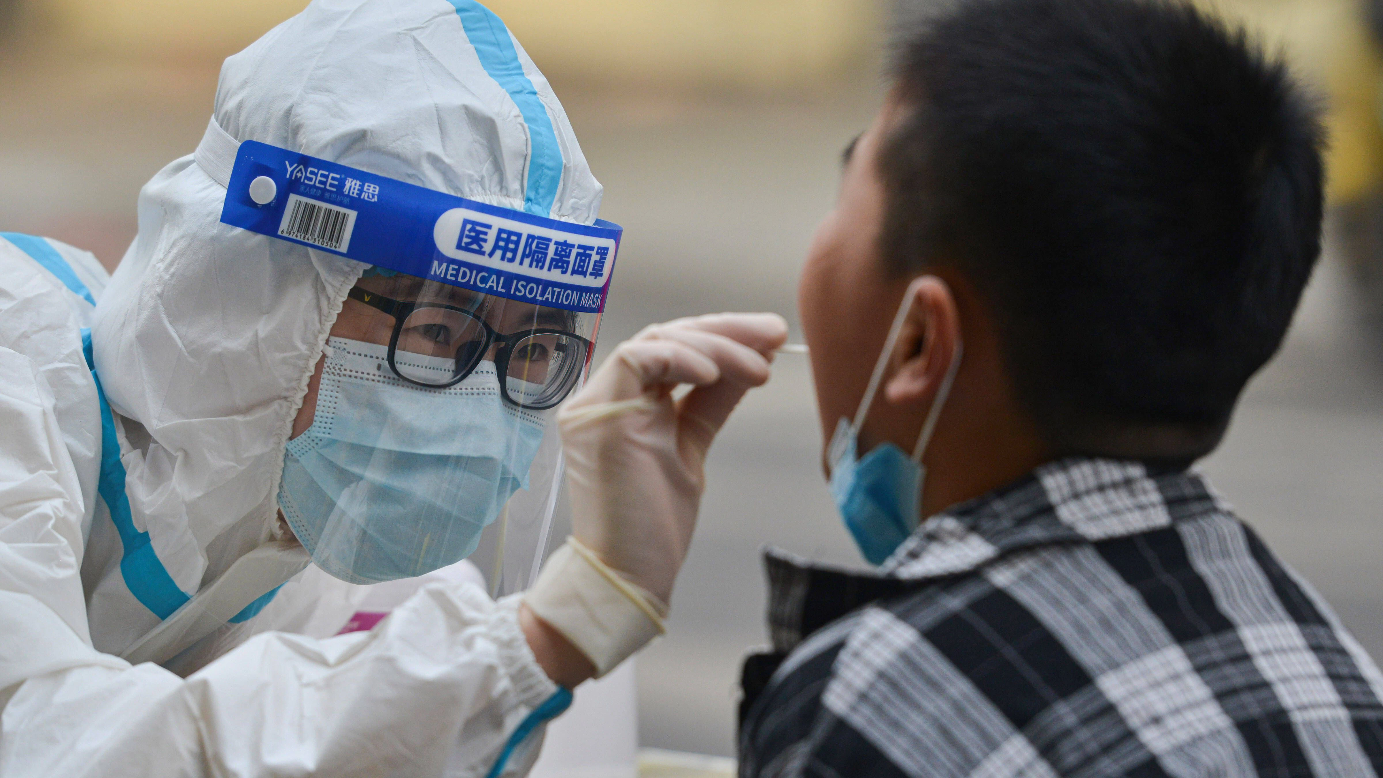 Schön weit auf: Während des strengen Lockdowns in&nbsp;Shanghai gehören Corona-Tests zum Alltag.