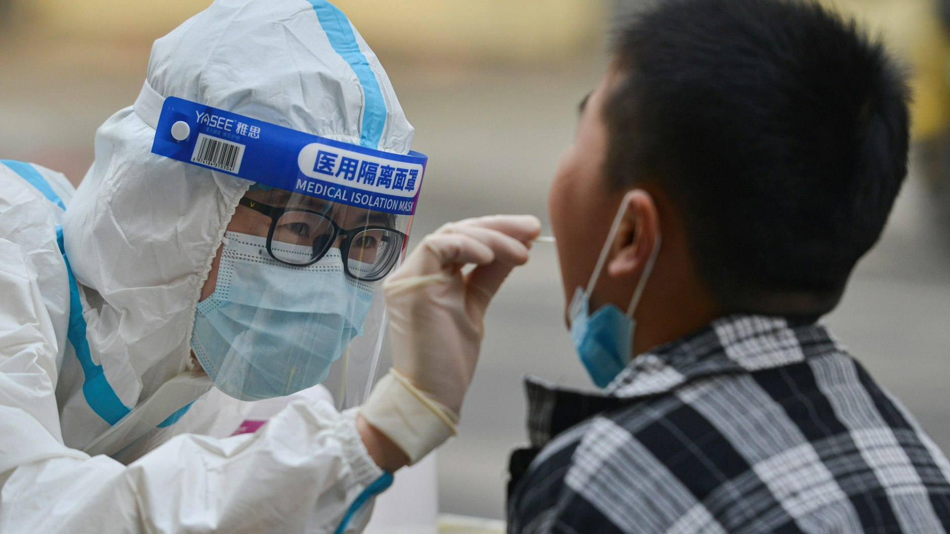 Schön weit auf: Während des strengen Lockdowns in&nbsp;Shanghai gehören Corona-Tests zum Alltag.