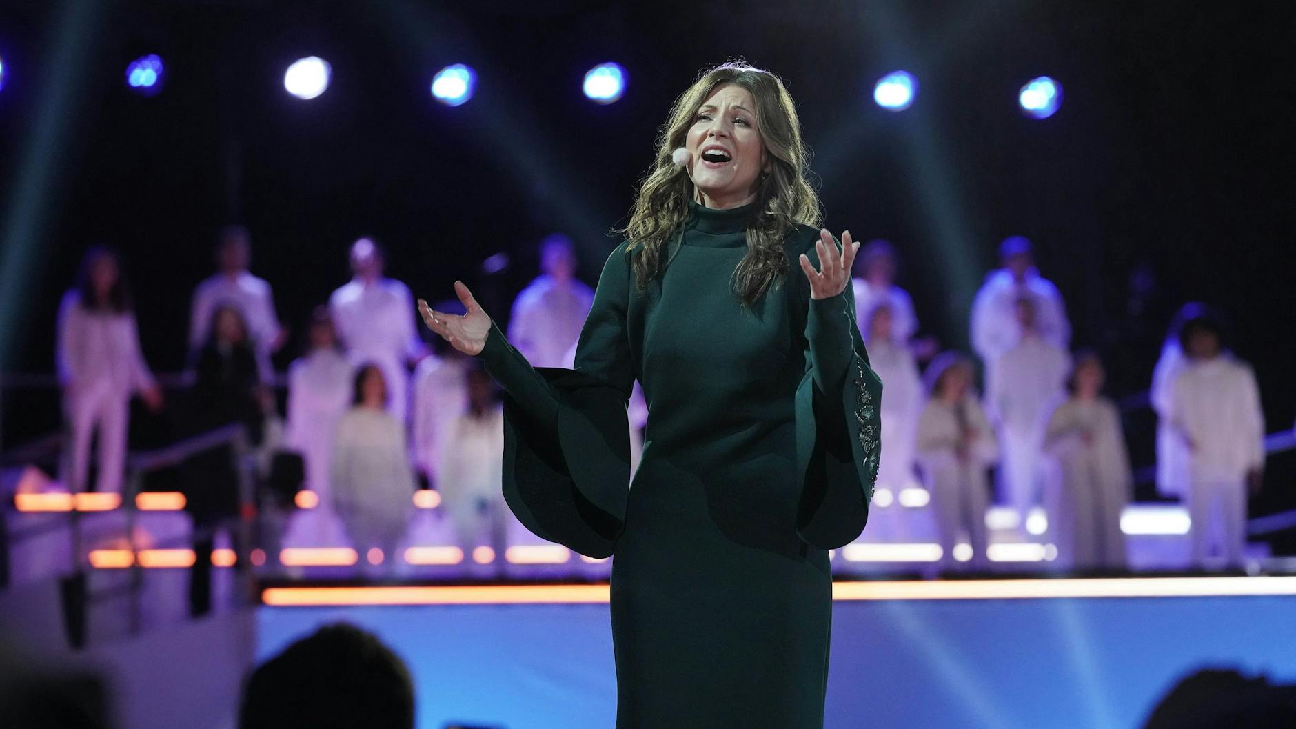 Mit großem Staraufgebot hat der TV-Sender RTL am Mittwochabend in der Essener Innenstadt eine moderne Version der Leidensgeschichte Jesu inszeniert. Die Hauptrolle des Jesus hatte der Saenger, Musicaldarsteller und Schauspieler Alexander Klaws übernommen. Auf dem Foto ist Ella Endlich als Maria zu sehen.