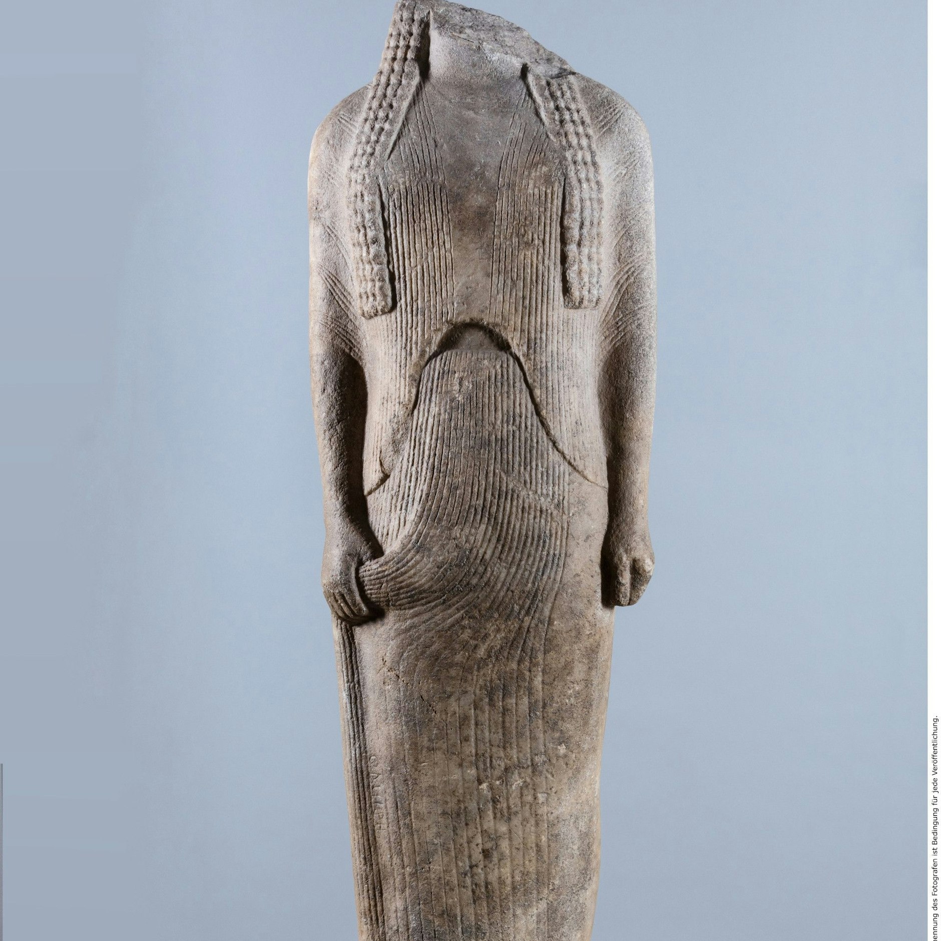 Eine Abbildung der Statue der Ornithe aus der Geneleos-Gruppe