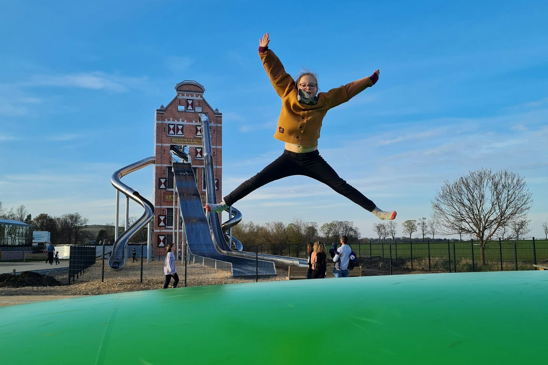 Im Holland-Park macht Testerin Ruby (7) nicht nur auf dem großen Luftkissen Jubelsprünge.