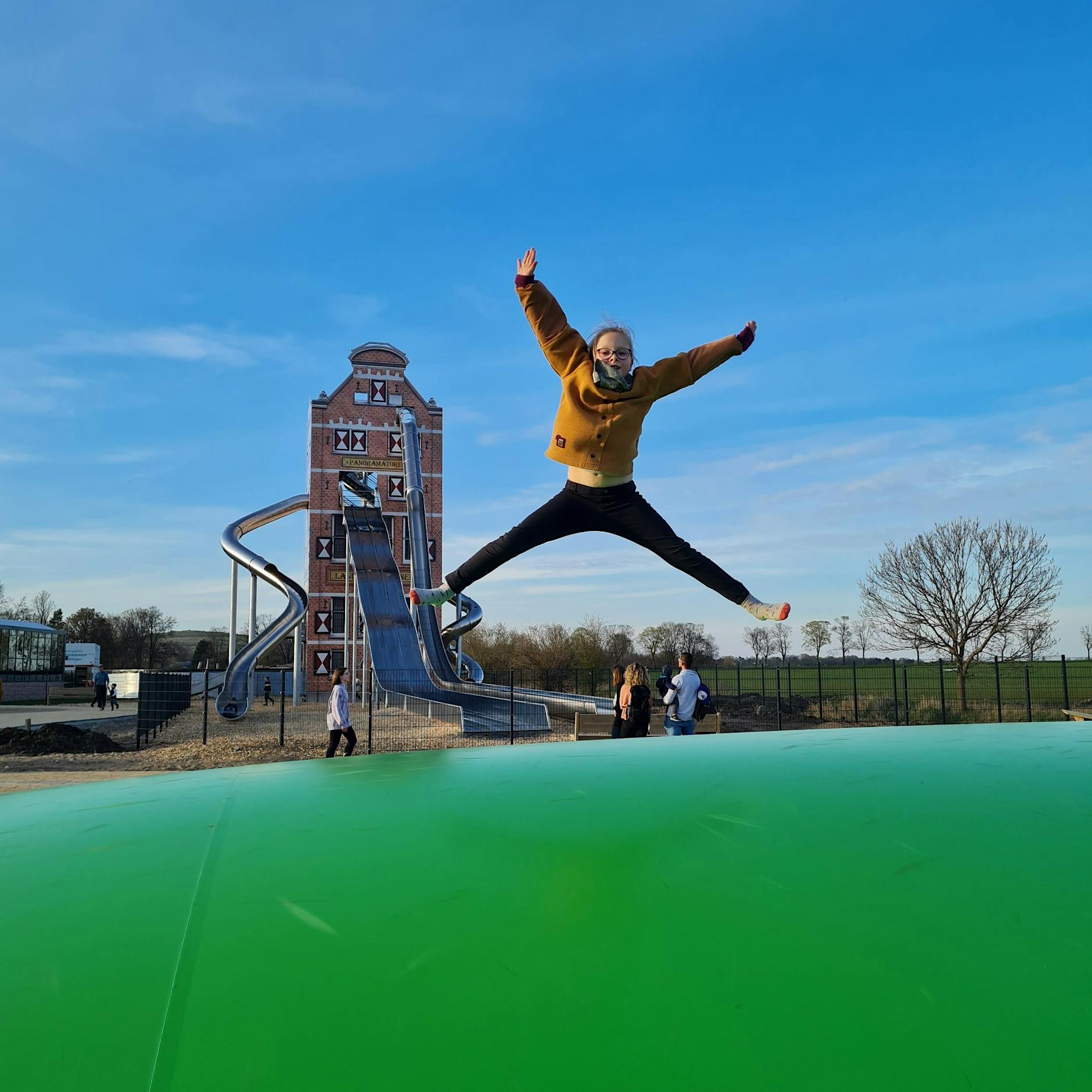 Freudensprünge im Holland-Park: Ein Kinderparadies vor den Toren Berlins