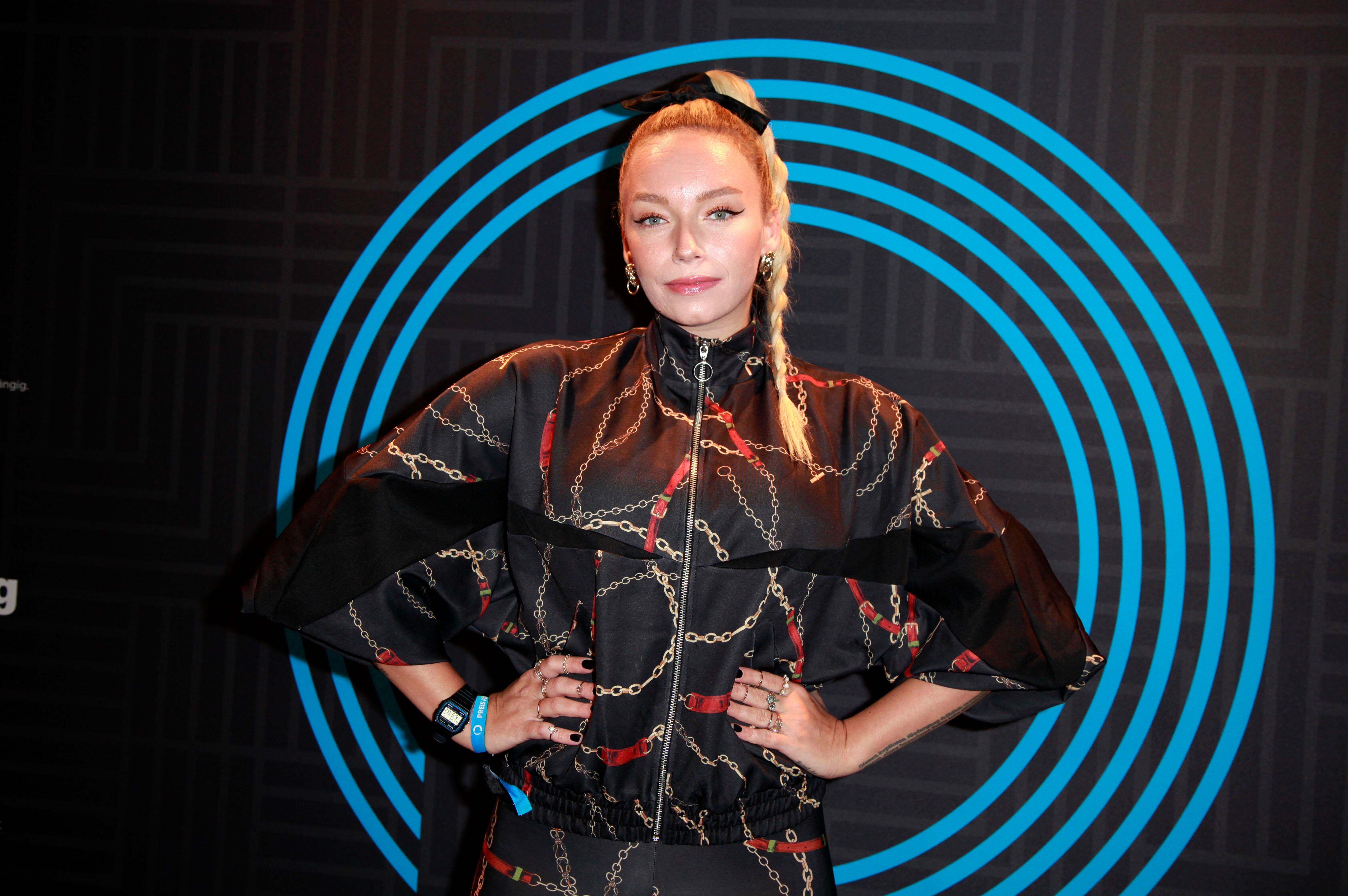 Berliner Moderatorin Visa Vie bittet ums Masketragen – und wird dafür wüst beschimpft!