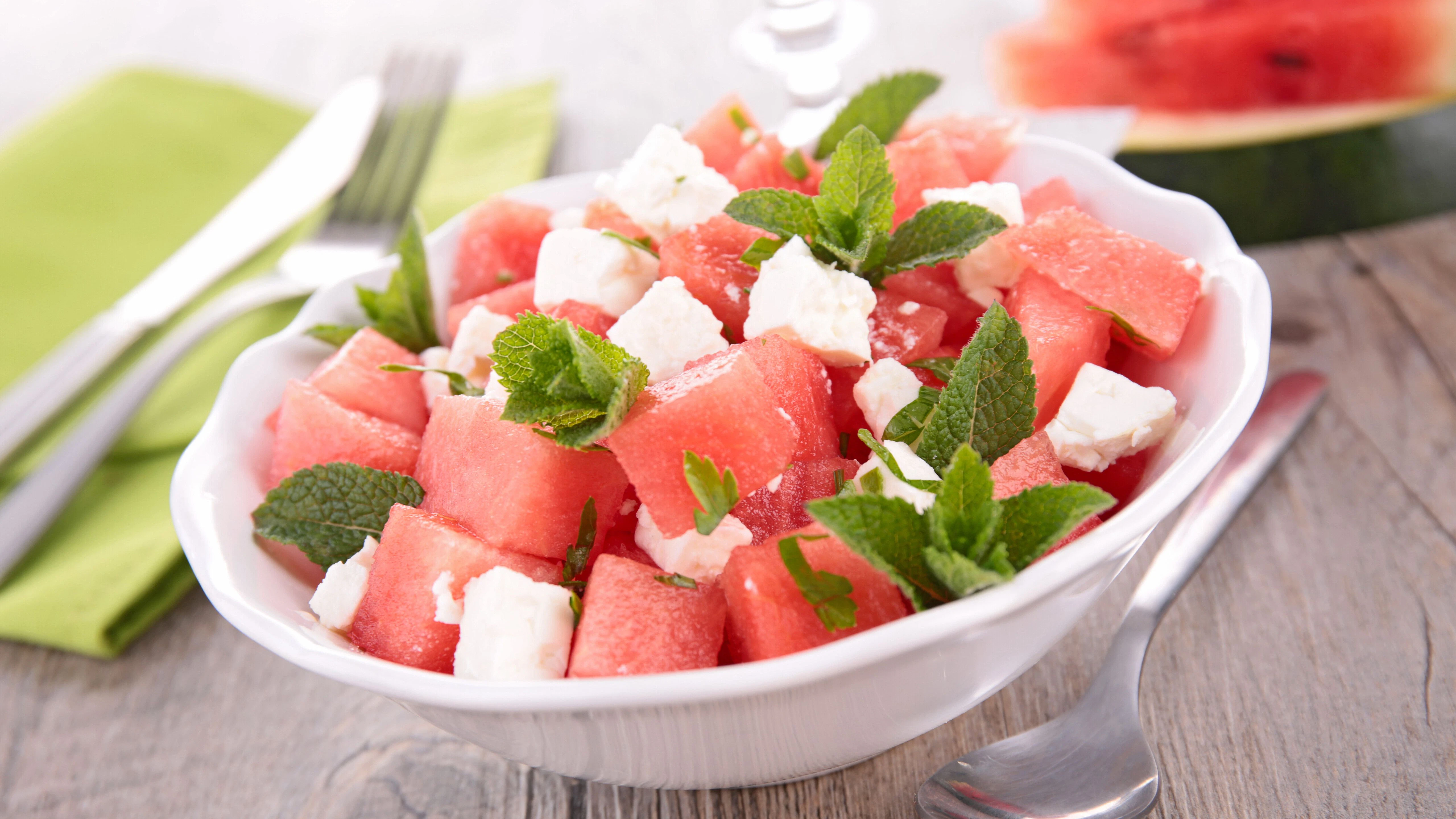 Salat mit Wassermelone und Fetakäse ist eine herrlich frische Beilage zum Grillfleisch. Das Rezept sollten Sie ausprobieren!