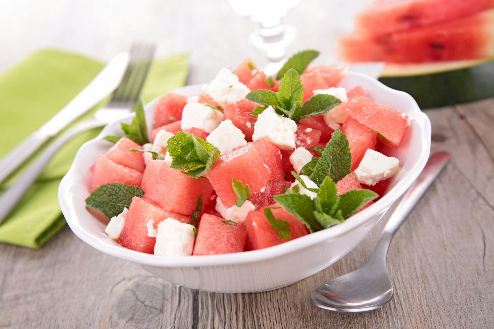 Salat mit Wassermelone und Fetakäse ist eine herrlich frische Beilage zum Grillfleisch. Das Rezept sollten Sie ausprobieren!