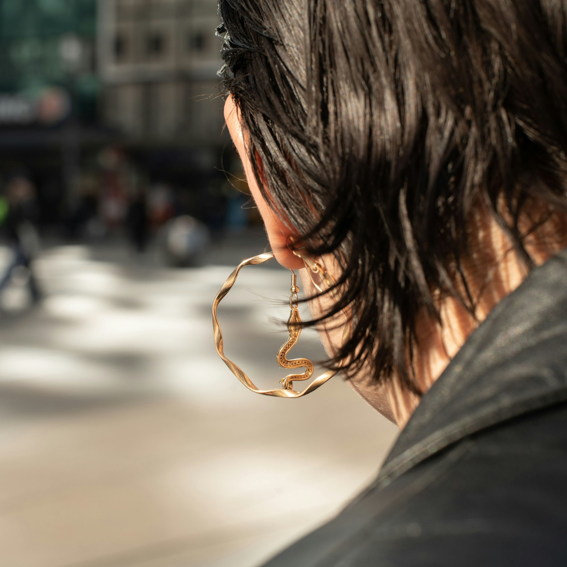 Die slick zurückgegelten Haare wurden Julie zuvor bei einem Shoot gestylt, denn die Berlinerin modelt nebenbei. Die Ohrringe hat sie auf dem Flohmarkt am Maybachufer in Neukölln gekauft.