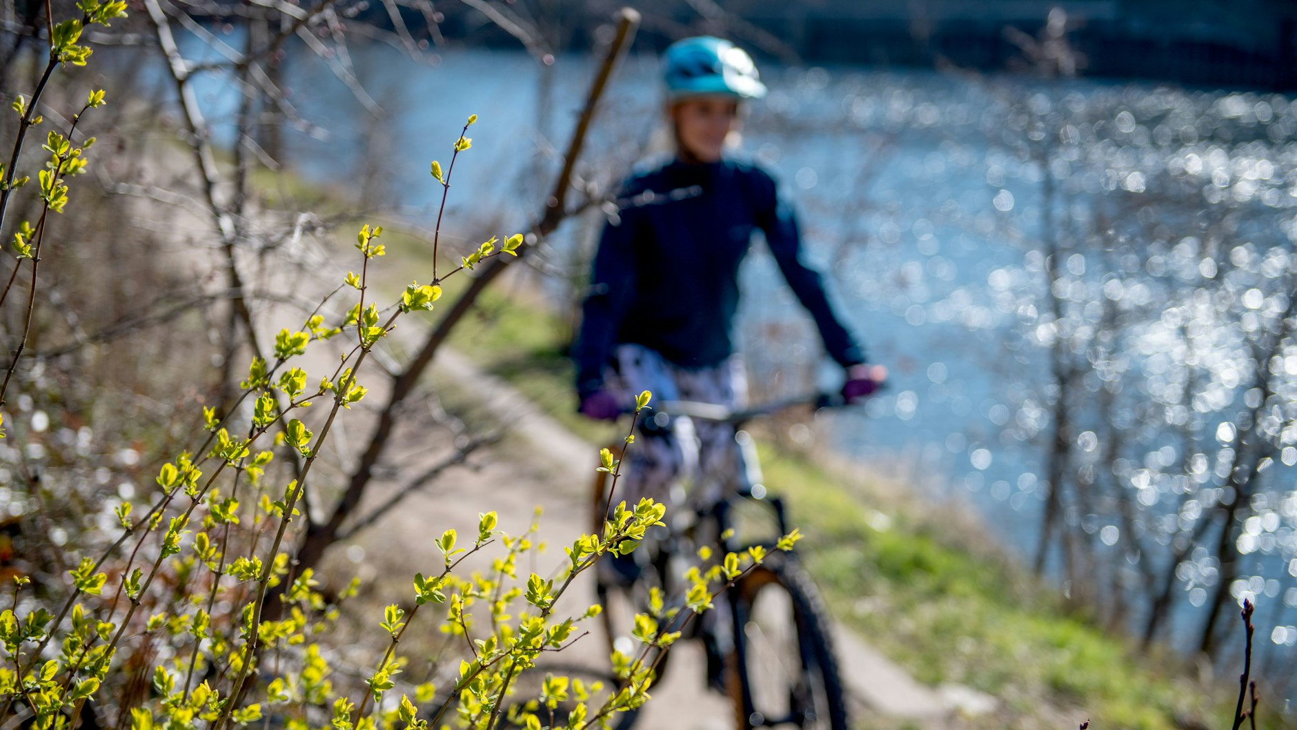 Eine Fahrradtour stärkt das Herz-Kreislauf-System – und kann somit Wetterfühligkeit vorbeugen.